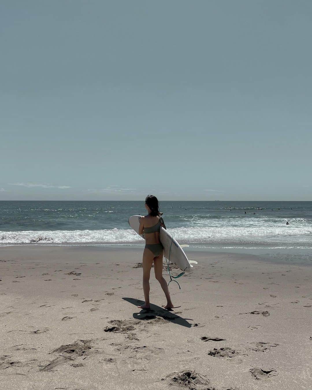 影山可蓮のインスタグラム：「・ ・ #summertime 🏄🏽‍♀️ ・ ・ なんかめちゃ嬉しそうに海向かってるけど背中から伝わるド下手感がすごい1枚📸 #このあと真顔でラッシュガード着にもどる #絶対無くすからアクセも外す #とはいえほぼ波に揉まれて終わる1日  ・ ・ 🏷 SWIMWEAR @seadress_official @titivatejp  ・ ・ #surfing #beach #titivate #titivatestyle #ティティベイト #seadress #ワンショルダーダブルリボンビキニ #minimalstyle #minimalfashion #classicstyle #simpleoutfit #everydaylook」