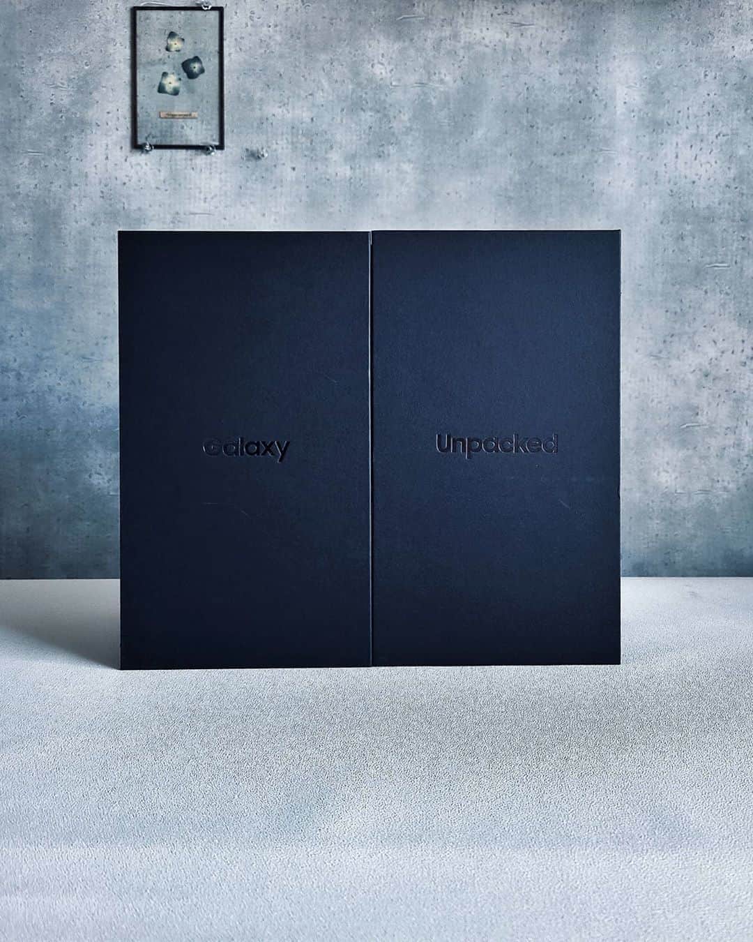 6151のインスタグラム：「明日はGalaxy新製品発表会。 というわけで、発表会に合わせて Galaxy Unpacked Live Kitが届いたので 設置の様子を撮ってみたよ。  可愛いなー！ 中にポータブルライトとミニ三脚が 入ってた嬉しい😊使う。  今年はおうちで発表会が見れるよ。 どんなスマホが出るのか楽しみだね。  #TeamGalaxy #GalaxyCreatorsLounge #Ambassador　#SamsungEvent #withGalaxy @samsungmobile　@galaxymobilejp」