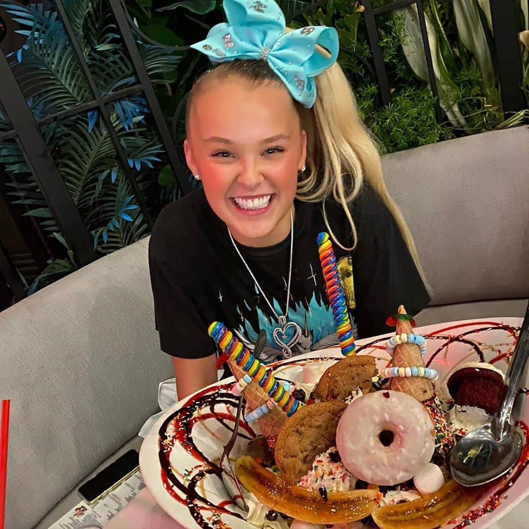 E! Onlineさんのインスタグラム写真 - (E! OnlineInstagram)「Jojo Siwa is introducing fans to her new b̶o̶w̶ beau! Link in bio to meet her bf—and see him wear one of her signature outfits. (📷: Instagram)」8月4日 21時15分 - enews