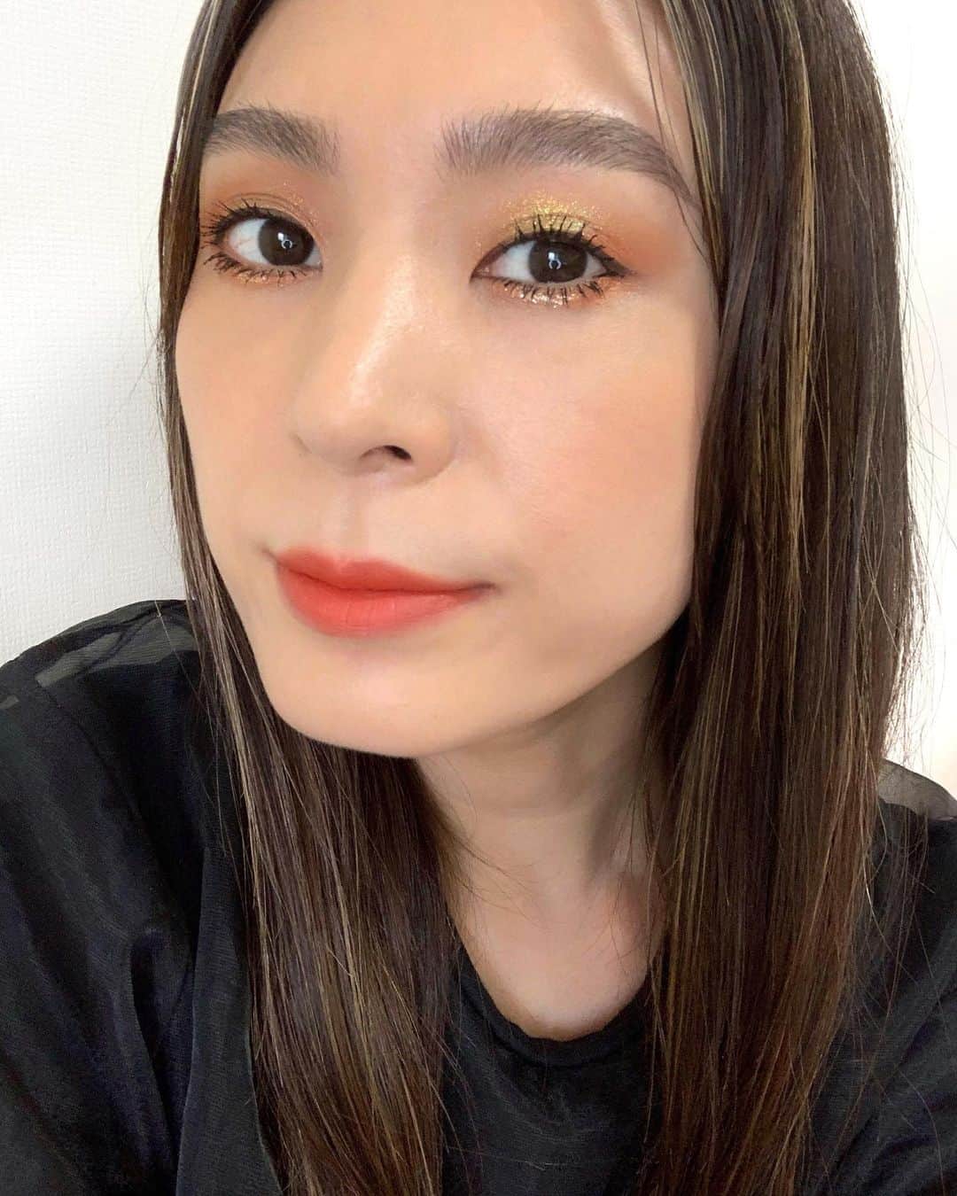 M∙A∙C Cosmetics Japanのインスタグラム：「煌びやかな「ダズルシャドウ」シリーズを使った、キラリと輝くグリッターアイメイク💎 目もとにラメをきかせることで、表情がぱっと明るくなります✨ ㅤ 【使用製品】 EYES: ☑︎ダズルシャドウ / アイ ライク 2 ウォッチ ☑︎ダズルシャドウ エクストリーム / クチュール コッパー ☑︎ダズルシャドウ リキッド / フラッシュ アンド ダッシュ LIPS: ☑︎パウダー キス リキッド リップカラー / ソーリー ノット ソーリー ㅤㅤ 【公式オンラインショップ限定特典】 🆕 お好きなM･A･Cアイシャドウもしくはアイベースを含む税込5,500円以上ご購入で、マスカラのサンプル(1g)をプレゼント！ ※なくなり次第終了 ☑︎初回ご購入のお客様へ10% OFFクーポンをプレゼント （クーポンコードwelcome） ㅤ #MACDazzleShadow #macダズルシャドウ #MACCosmeticsJapan #MACCosmetics #MAC #MACコスメ #マックコスメ #コスメ#コスメ紹介#コスメ好き#コスメレポ #化粧品 #デパコス #コスメ部 #コスメマニア #メイク好き#メイク道具#美容大好き#美容好き#メイクプロセス#トレンドメイク#夏メイク#メイクテク#アイメイク#アイシャドウ#グラデーション#キラキラ#キラキラメイク」