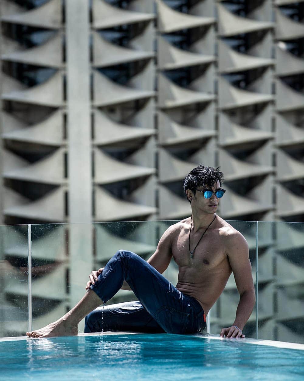 ティムさんのインスタグラム写真 - (ティムInstagram)「I do Pool-ups everyday...🤿 And swim in jeans....」8月4日 21時07分 - timmaiau