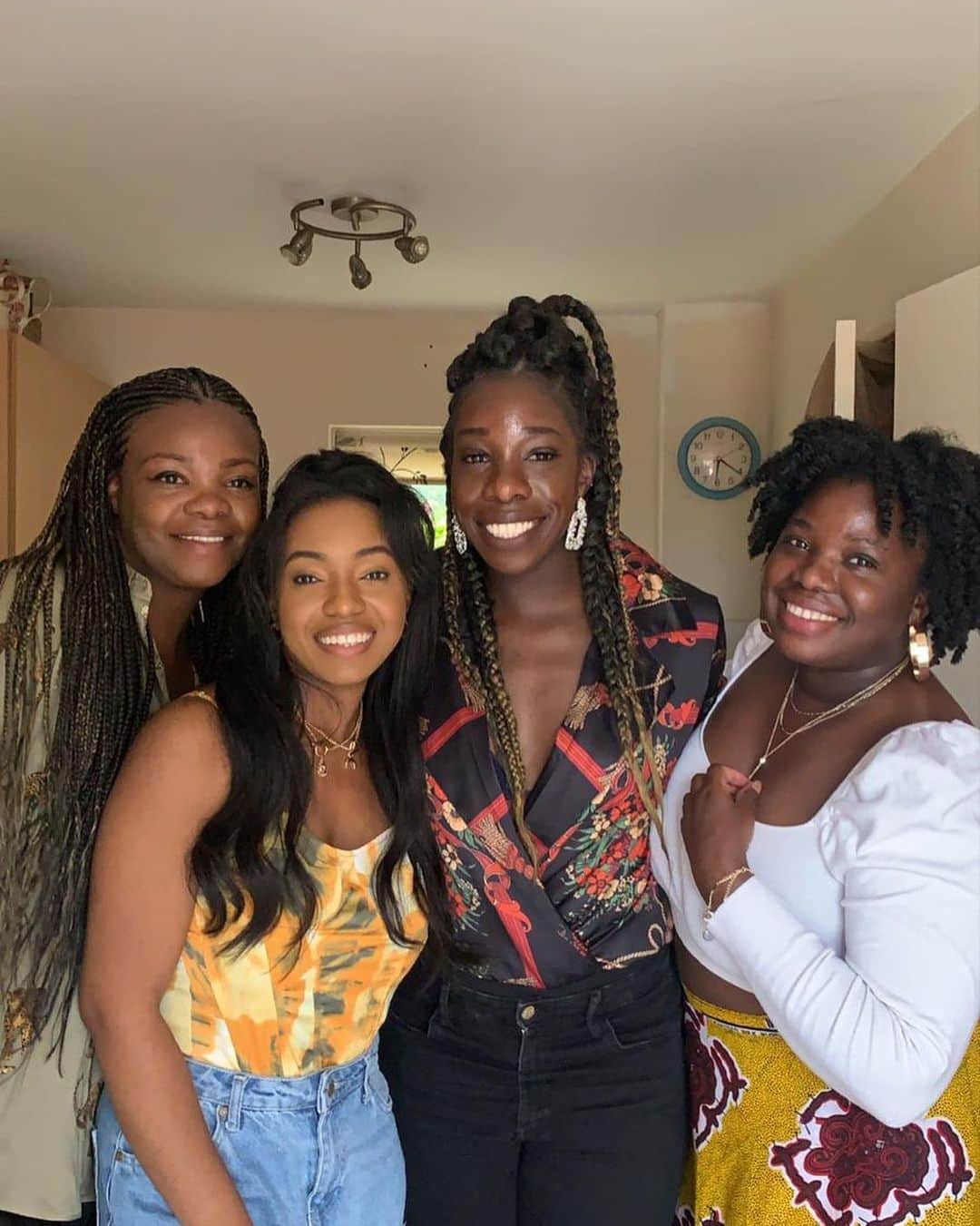 アニカ・オヌオラさんのインスタグラム写真 - (アニカ・オヌオラInstagram)「Family Over Everything ✨✨ • • • #blackgirlmagic #melaninpoppin #familyiseverything #sisters #igbogirls」8月4日 21時08分 - anyika