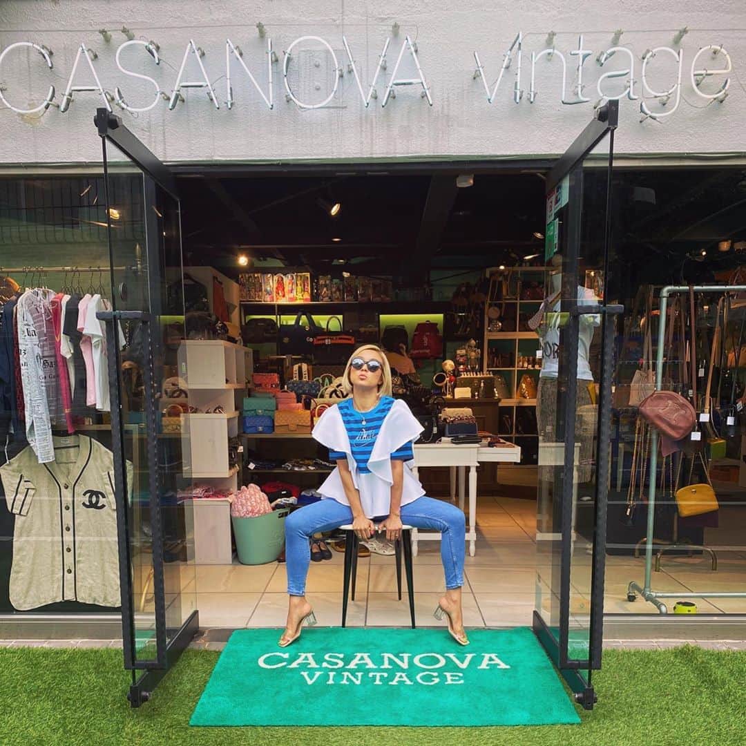 Nazukiのインスタグラム：「💚 𝓥𝓲𝓷𝓽𝓪𝓰𝓮 𝓢𝓱𝓸𝓹 💚 #casanovavintage   綺麗なvintage itemばかりで、ワクワクするお店❤️  可愛い #chanel サングラスGETしました😎😍  #vintage #vintageshop #chanel #louisvuitton #sunglasses #chanelsunglasses  #表参道　#ヴィンテージ  #シャネル #サングラス　#シャネルサングラス」