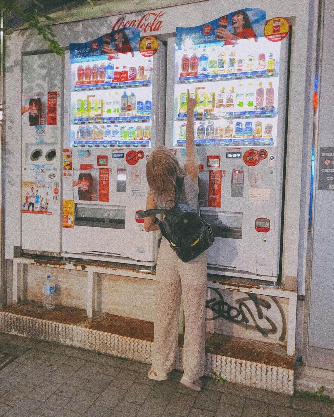 honoka のインスタグラム：「4コマ漫画スタイル。 スライドして下さい😂  #とある自販機 #背がたりないひびちゃん #おっとそこで #助っ人もかちゃん登場 #届いちゃうもかちゃん #イケメンもかちゃん #ずっと背伸びしてるひびちゃん #ジワる #余裕の笑みを見せたもかちゃんも実はこっそり背伸び #これまたかわいい #良く見たら目の前の段差利用できたやん #そこもまたジワァ」