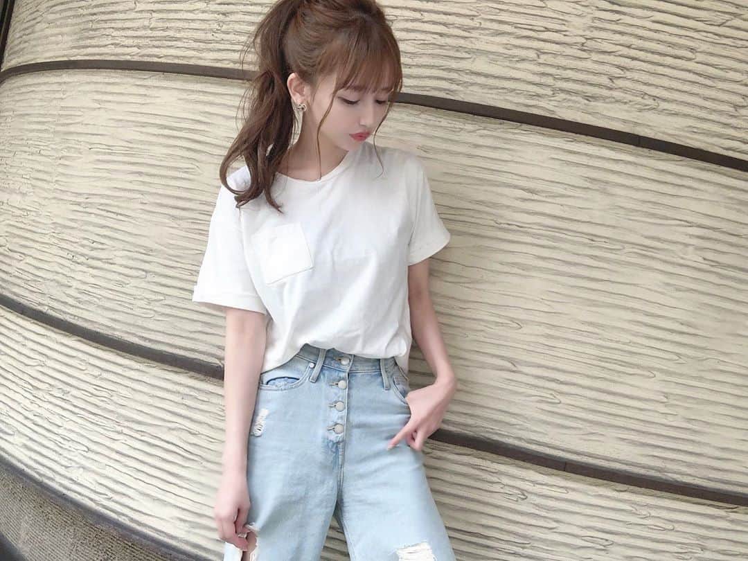 yuu__aaaのインスタグラム：「. シンプルに Tシャツ+デニム+ポニテ👖💗 . . 今日も暑くて溶けそうでした☀️ . . #denim #denimstyle #tシャツ#tシャツコーデ #デニムコーデ#ootd #ootdfashion #ポニテ#ポニーテール」