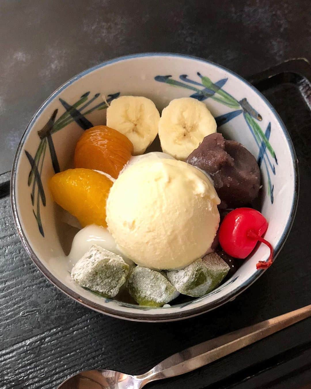 のインスタグラム：「「3日連続あんみつ投稿」 お付き合いくださりありがとうございました🥰 今日で一旦終わりです！ . 一昨日にご紹介した門前仲町の「いり江」さんは、 お取り寄せも可能ですよ🍵🍨 お店の味そのままを楽しめるのでおすすめ🥺 また落ち着いたら新しい甘味処へ行きたいと思います♡ . こちらは、 湯島にある「みつばち」さんのあんみつ🍵🍨 ここは小倉アイスが有名だそうで、 小倉白玉あんみつがおすすめみたいです☺️ . でもわたしは、 クリームあんみつに白玉トッピングを注文🌼 . ✔︎寒天 小ぶりで、どちらかというと柔らかめ。 ✔︎餡子 和菓子を食べているかのような餡子。 フルーツやお餅も入っていてボリュームがあるので、 丁度良いバランスの量でした！ ✔︎蜜 濃厚な黒蜜。 寒天にしっかり絡みます！ ✔︎白玉 トッピングすると3つ付いてきます🥢 芯も無くもちもちでした🐹 . とにかくメニューが豊富で迷います😭 店頭に並ぶ食品サンプルって本当に良いですよね😭 「ハニー焼き」も食べたい🐝🍯 と思っていたのですが、 目移りしてしまってすっかり忘れていました😭 絶対また行きます！ . #湯島 #湯島カフェ #甘味処 #あんみつ #クリームあんみつ #白玉クリームあんみつ #はれことあんみつ」