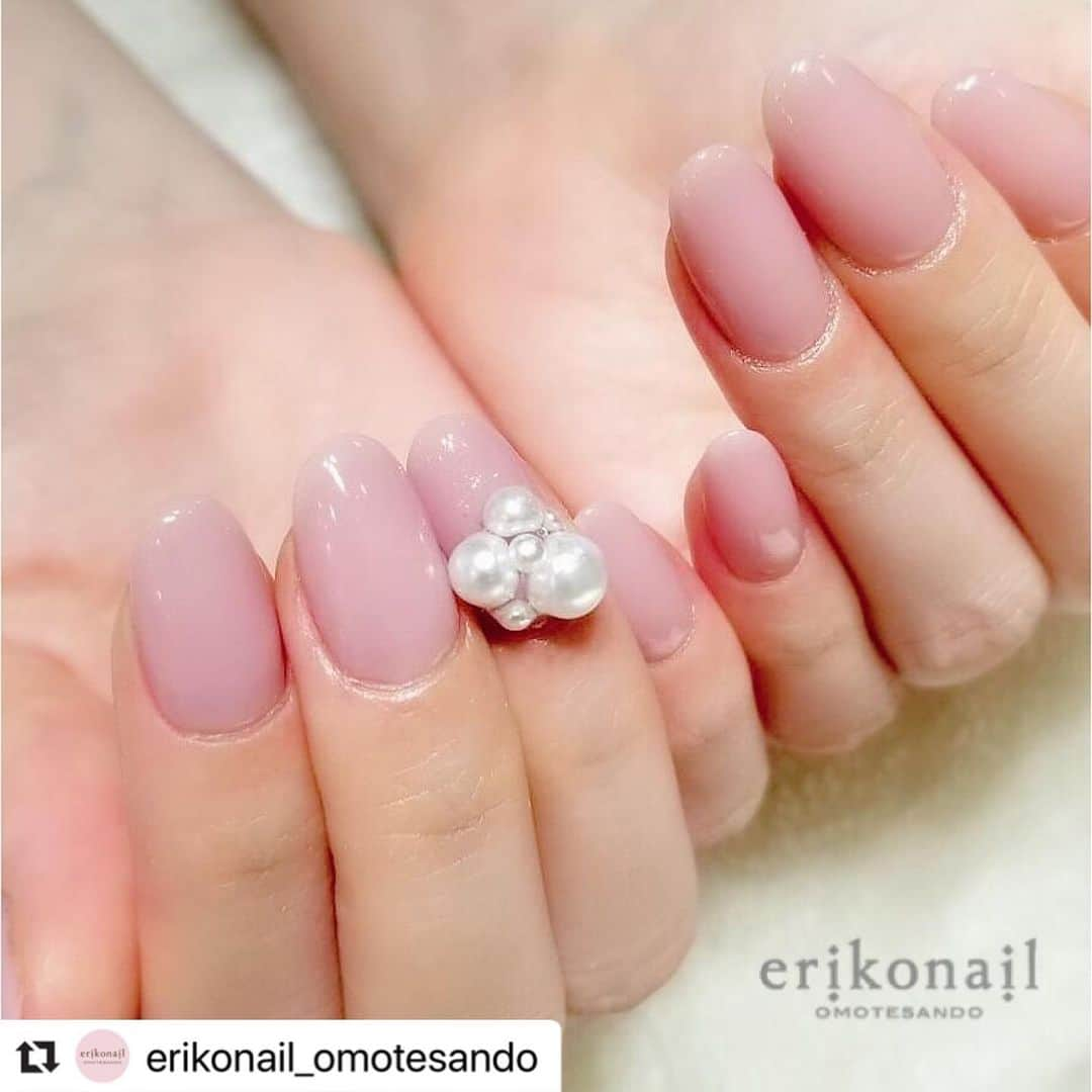 黒崎えり子さんのインスタグラム写真 - (黒崎えり子Instagram)「#Repost @erikonail_omotesando with @make_repost ・・・ お客様Nail💖  OMOTESANDO 平野 ・ ・ erikonail  OMOTESANDO  *･゜ﾟ･*:.｡..｡.:*･*:.｡. .｡.:*･゜ﾟ･* 平日11:00〜21:00 土日祝10:00〜19:00 ご新規様20%オフ✨ 表参道駅から徒歩1分 全席ソファ席なのでゆったりとお過ごしいただけます♡ 個室もございます 皆様のご来店お待ちしております♡ *･゜ﾟ･*:.｡..｡.:*･*:.｡. .｡.:*･゜ﾟ･* ・ ・ ・ ・ #erikonail #エリコネイル #エリコネイル表参道 #erikonail平野由記  #ネイル#ネイルアート #ネイルデザイン #ジェルネイル #パールネイル #ワンカラーネイル  #nail#nails#nailart #naildesign#gelnail#gel #morecouture #モアクチュール #モアジェル  #네일#젤네일#美甲師#美甲 #大人可愛い #エレガント #シンプルネイル #黒崎えり子 #jna認定ネイルサロン #表参道ネイルサロン」8月4日 21時16分 - erikonail