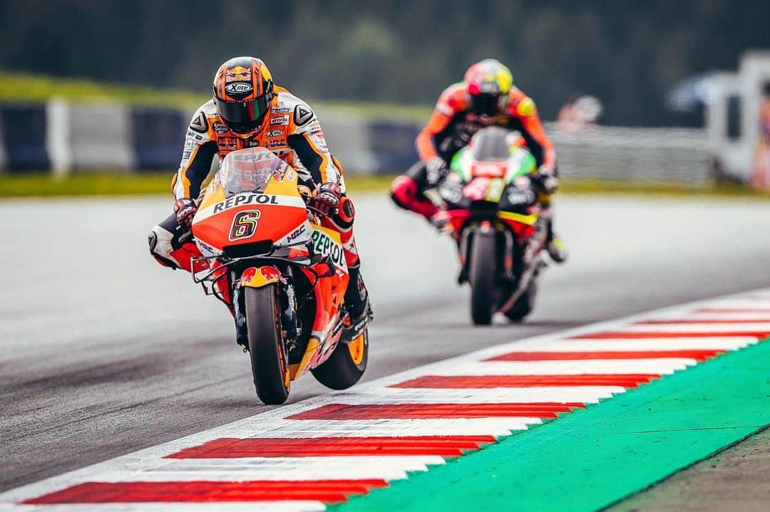 レプソル・ホンダのインスタグラム：「Last year @stefanbradl6 did four @MotoGP races, three with the Repsol Honda Team. ⠀⠀⠀⠀⠀⠀⠀⠀⠀  Scoring on all four occasions, he had a best result of tenth at his home GP. ⠀⠀⠀⠀⠀⠀⠀⠀⠀ #CzechGP #MotoGP #SB6 #StefanBradl #Racing #Repsol #Honda #Racing #RepsolHonda #HRC #RC213V #ThePowerOfDreams #Racing #Motorcycle #Team #OneHeart #PushingAheadTogether」