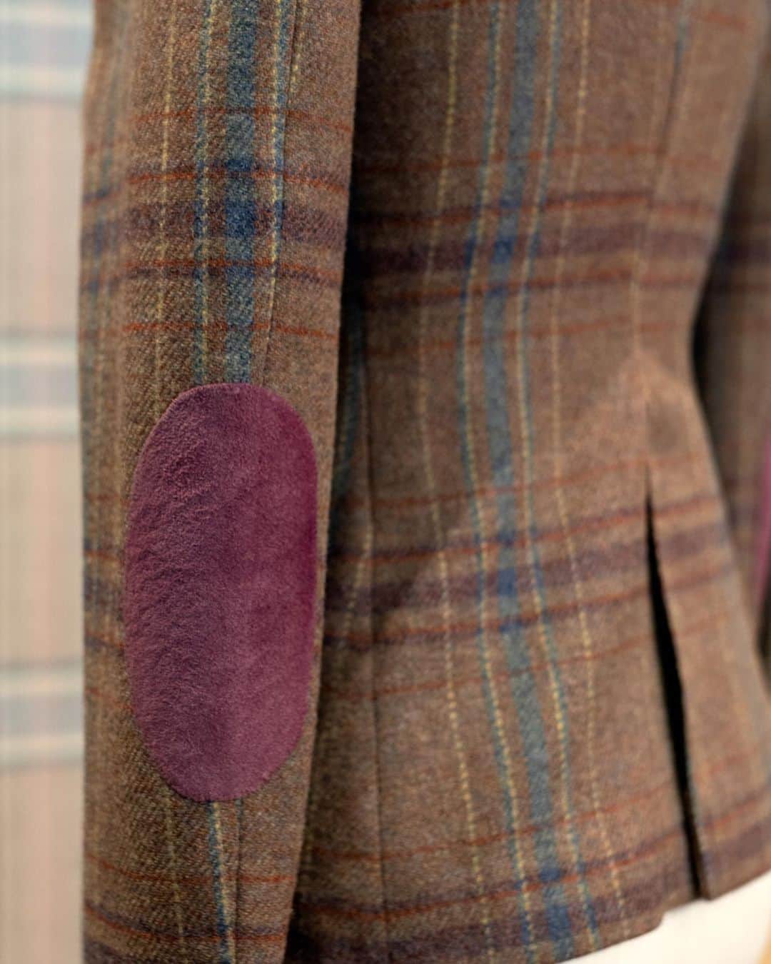 ハンツマンさんのインスタグラム写真 - (ハンツマンInstagram)「Sumptuously soft cashmere wools, timeless dusky tweeds, summer-light hopsacks, silky satin velvets. We have thousands of cloth samples to choose from. In colours that can illuminate, soften or enrich skin tones. And weights and weaves that work for different occasions, seasons and climates. Learn more about the world of ladies bespoke tailoring at Huntsman and book your appointment today  #bethehuntswoman #bespoke #ladieswear #huntsmansavilerow #huntsmanladies #ladiestailoring #tailoring #theartofbespoke #ladiesstyle #tweed」8月4日 21時22分 - huntsmansavilerow