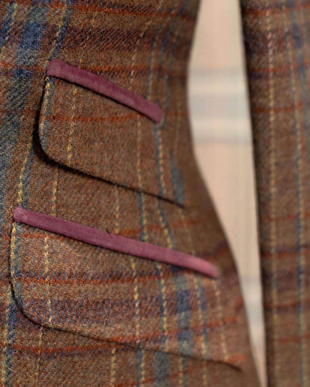 ハンツマンさんのインスタグラム写真 - (ハンツマンInstagram)「Sumptuously soft cashmere wools, timeless dusky tweeds, summer-light hopsacks, silky satin velvets. We have thousands of cloth samples to choose from. In colours that can illuminate, soften or enrich skin tones. And weights and weaves that work for different occasions, seasons and climates. Learn more about the world of ladies bespoke tailoring at Huntsman and book your appointment today  #bethehuntswoman #bespoke #ladieswear #huntsmansavilerow #huntsmanladies #ladiestailoring #tailoring #theartofbespoke #ladiesstyle #tweed」8月4日 21時22分 - huntsmansavilerow