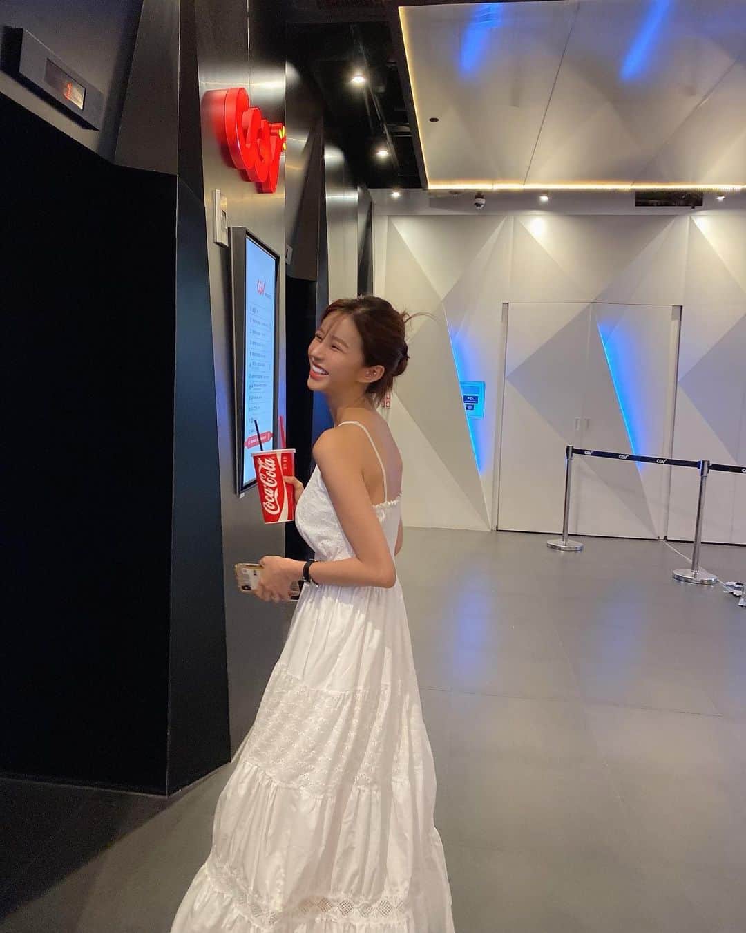 Son Ju Heeさんのインスタグラム写真 - (Son Ju HeeInstagram)「나랑 반도 볼 사라암~🙋🏻‍♀️ 영화 너무너무너무 보고싶음  - - #리샵」8月4日 21時25分 - juhee__ss
