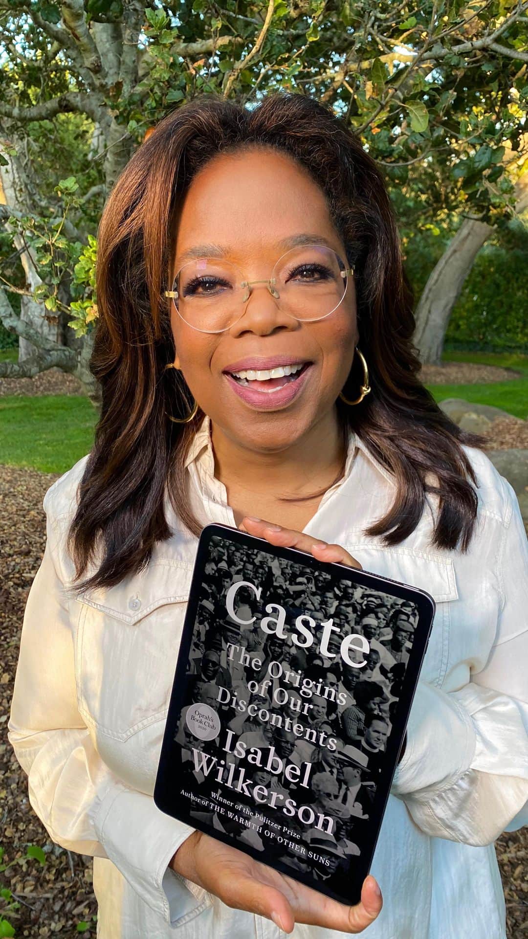 オプラ・ウィンフリーのインスタグラム：「My next Oprah’s Book Club pick, “Caste: The Origins of Our Discontents” by @isabelwilkerson, should be required reading for humanity. It eloquently examines the unspoken caste system that has shaped America. In writing this book, Isabel responds to a calling from the ancestors—and the ancestors are pleased. Tap the link in my bio to download a copy and follow @oprahsbookclub to join the conversation! #ReadWithUs」