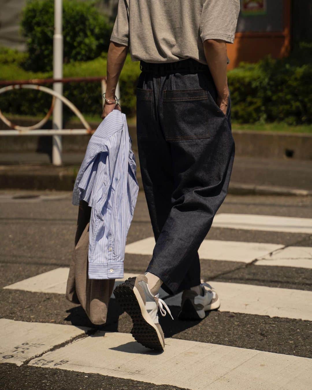 Ryoさんのインスタグラム写真 - (RyoInstagram)「ㅤㅤㅤㅤㅤㅤㅤㅤㅤㅤㅤㅤㅤ 12オンスのアンティークデニムをトラウザーズに落とし込んだモダンな1着。 ワイドとテーパードの2型用意してます。ムラもなくスッキリとした印象、とてもバランスの良いデニムです。 秋冬は、ジャケットに合わせたいです☺️ ㅤㅤㅤㅤㅤㅤㅤㅤㅤㅤㅤㅤㅤㅤㅤㅤㅤ tee:#moct pants:#ryotakashima shoes:#newbalance327 bag:#mfpen cap:#700fill」8月4日 21時26分 - ryo__takashima