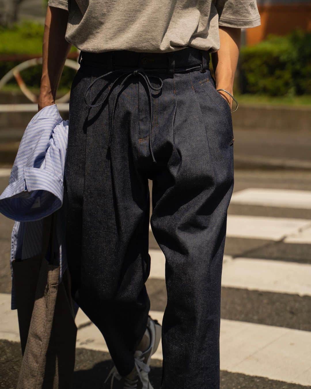 Ryoさんのインスタグラム写真 - (RyoInstagram)「ㅤㅤㅤㅤㅤㅤㅤㅤㅤㅤㅤㅤㅤ 12オンスのアンティークデニムをトラウザーズに落とし込んだモダンな1着。 ワイドとテーパードの2型用意してます。ムラもなくスッキリとした印象、とてもバランスの良いデニムです。 秋冬は、ジャケットに合わせたいです☺️ ㅤㅤㅤㅤㅤㅤㅤㅤㅤㅤㅤㅤㅤㅤㅤㅤㅤ tee:#moct pants:#ryotakashima shoes:#newbalance327 bag:#mfpen cap:#700fill」8月4日 21時26分 - ryo__takashima