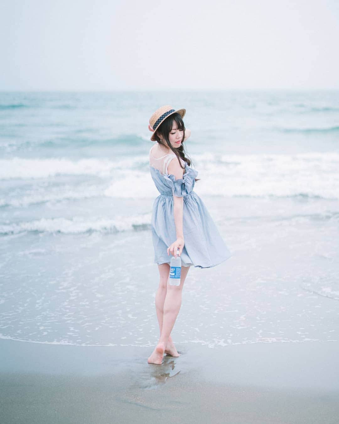 高橋さくらのインスタグラム：「* * ぽかりのも。 * *  さわやかごぉさんの撮影！  #ポカリ #ポカリスエット #海 #青 #リフレクション  #ワンピース #爽やか #ポートレート #カメラマン #モデル #撮影 #CM #夏 #かずさん写真部  #splus_cameraclub」