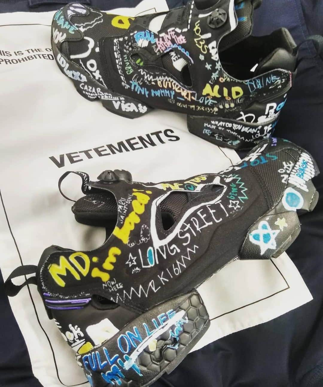 ヴェトモンさんのインスタグラム写真 - (ヴェトモンInstagram)「GRAFFITI REVERSE INSTAPUMP #VETEMENTSxREEBOK - OUT NOW - PIC: @podiumkaliningrad39」8月4日 21時28分 - vetements_official