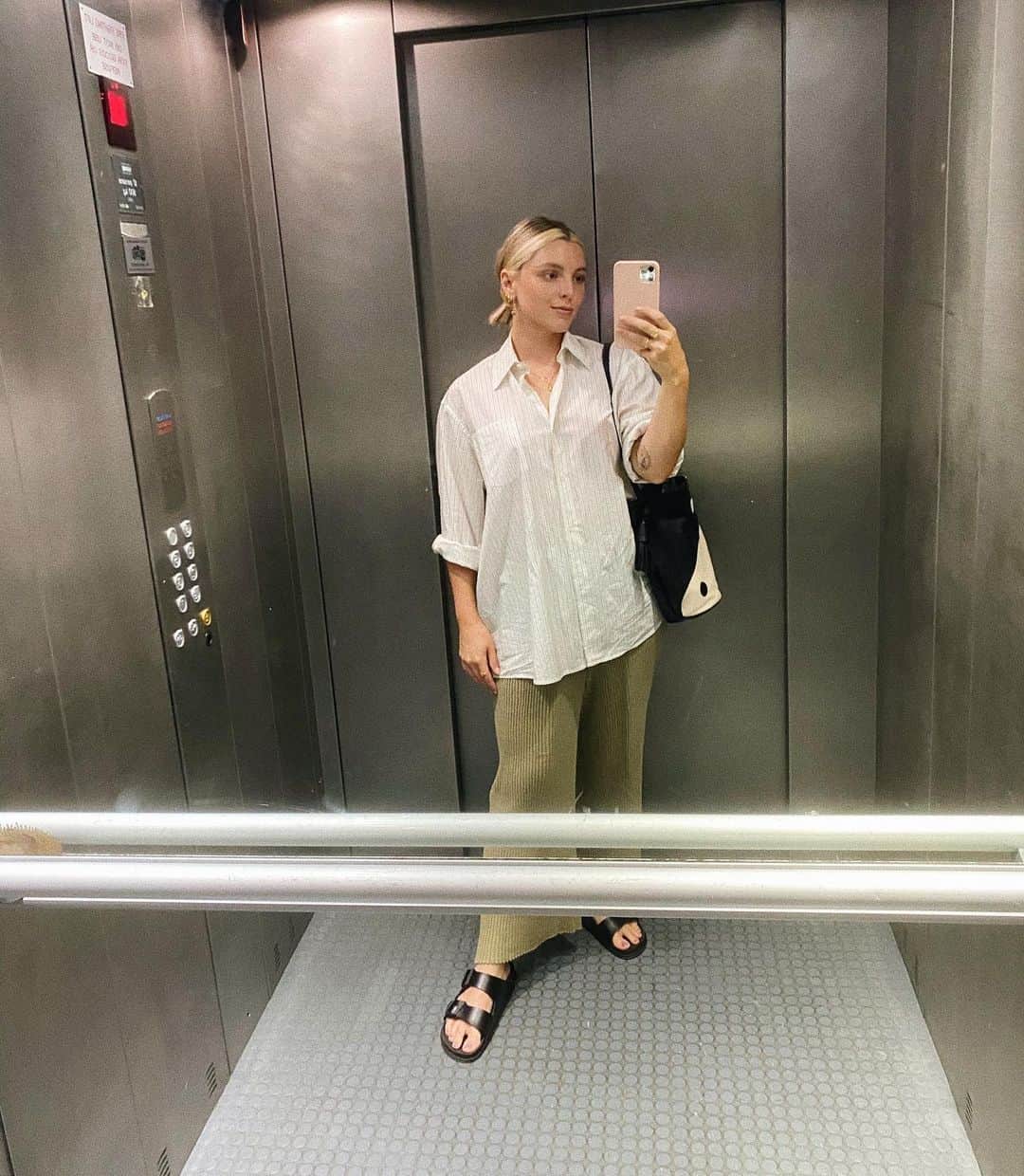 Estée Lalondeのインスタグラム：「Casual summer 🖤」