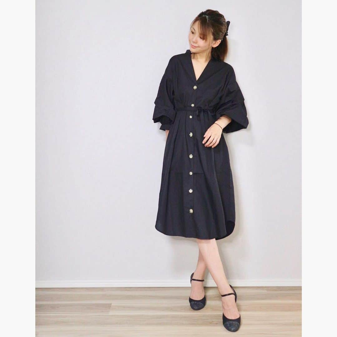 長谷川真美さんのインスタグラム写真 - (長谷川真美Instagram)「👗💕 #まあみコーデ ・ お値段にビックリする #服のタカハシ @takahashiwear の #ウエストタックワンピース 💗 ・ なんと…1595円😳💡 ・ 前開きできるから 羽織ってもワンピースでもよし✨ かなり着まわせそう😁💕 袖がかわいいよー❤️ ・ #プチプラファッション #着回しコーデ #レディースファッション #前開きワンピース #pr #トリドリベース #ママコーデ #ootd #outfit #fashion #ママ #男の子ママ #黒好き #おしゃれさんと繋がりたい #ファッション #洋服好きな人と繋がりたい #激安 #激安コーデ」8月4日 21時30分 - maami.hase