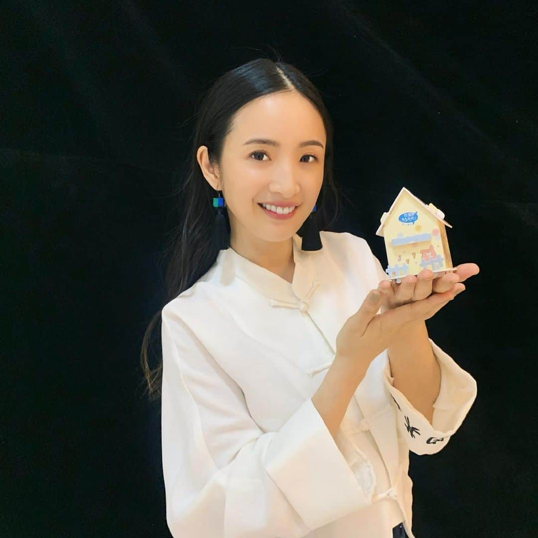 リン・イーチェン（Ariel Lin/アリエル・リン）のインスタグラム：「每個人都有無限可能，就像 @心路基金會 智能障礙的大小朋友，每天練習走路、吃飯，學習問好、表達謝謝，培養一技之長、學著自己做決定，每一步的努力都讓夢想不只是空想，而是有實現的可能⋯😊   邀請有能力的您一起 #接力存愛，只要隨手存下飲料、零食錢，就能支持他們存下希望、存下夢想，還有機會獲得我的簽名撲滿唷！ 　 - ❤「接力存愛」─存愛好天天愛心撲滿計畫❤ ▍立即支持：bit.ly/心路接力存愛 ▍LINE Pay：lin.ee/5u0phyB 請選擇「存愛」 ▍8/31前單筆捐款200元以上，即具簽名撲滿抽獎機會，或搜尋「心路接力存愛」」