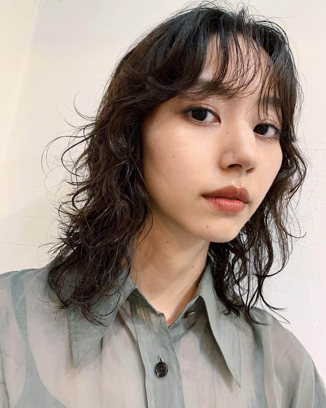 Shiho Sasakiのインスタグラム：「new hair💈 ここ数年ずっとロングで 同じような髪型だったので思い切って✂️ カットとパーマしたよ👏 パーマは強めにかけてもらったので これから徐々に落ちていく過程も楽しみ✌️ #hair」