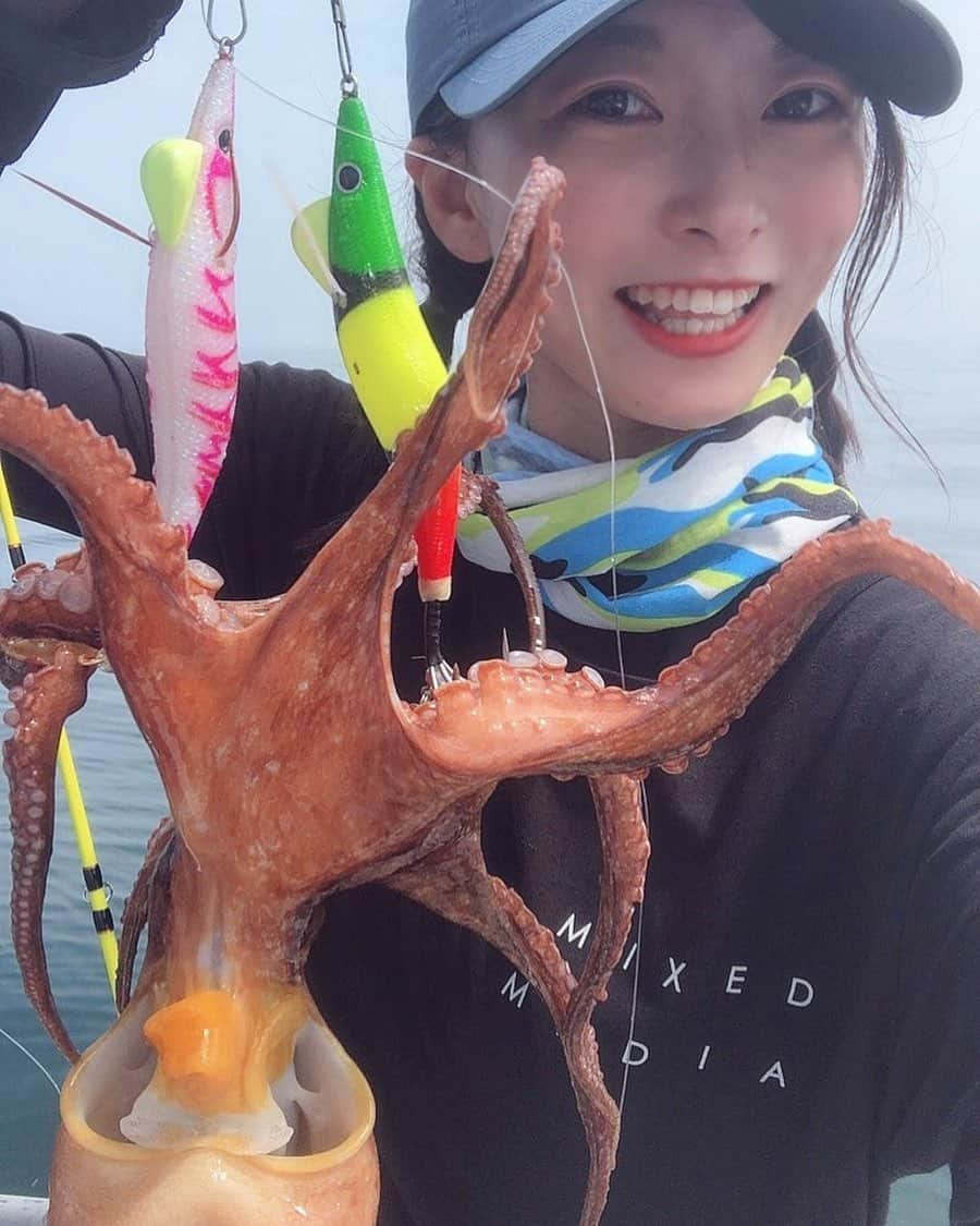 高本采実さんのインスタグラム写真 - (高本采実Instagram)「🐙 本日8/4、 淡路島室津港 栄真丸（ @eishinmaru1392 ） タコ実釣会&実食会 を行いました(o^^o)🐙✨  天候にも恵まれ、 屋根付きの船内は扇風機も２台稼働！🎐  大潮にもかかわらず、 キロアップも多く釣れ、 参加者の皆様も全員 沢山タコを釣ることができました(⁎˃ᴗ˂⁎)🎣  今回実釣会の様子をインスタライブでも配信させて頂きました☺︎✨ ライブ配信中にタコ釣れたらいいのにな〜、と 配信の後半約10分程、私もタコ釣り開始‼️ 底の方で潮も結構動いていて厳しそうだったのですが ミラクル起きましたー.:*･'(*ﾟ▽ﾟ*)'･*:.｡.  一度結構型の良さそうなタコが掛かりましたが外れ、 まだいける！と思い底をつんつん...  はいっ‼️ 来ましたっ‼️  しかもめっちゃいい重み😍 今度こそバラさまいと慎重にしっかり巻き 上がってきたのは！！！ 初のキロアップタコ🐙🤍  1kgジャストでした🥺💖 船内が盛り上がり その直後続けて船首の方で歓声が...‼️  見てみると参加者様が モンスター級の巨大タコを釣り上げた😳‼️‼️‼️  計測すると3.2キロ😂 断トツ今日イチの立派なマダコでした😍🐙  リアルタイムでこの様子を お届けできた奇跡✨  船長、参加者の皆様、タコ！ 最高な瞬間をありがとうございました( ´͈ ᵕ `͈ )✨  淡路島の恵みにも感謝✨  またこの実釣会の様子や写真を Facebookで改めて更新させて頂きます^^  今回もお陰様で 事故や怪我なく全員安打‼️な実釣会、 無事終えることができました☺︎  今後も淡路島の遊漁船にて 様々な実釣会を開催予定です🐟🤍 お楽しみに〜( ´͈ ᵕ `͈ )💭  本日も本当にありがとうございました(*^^*)感謝！ . . . . . #栄真丸 #淡路島 #室津港 #実釣会 #釣りイベント #イベント #タコ #タコ釣り #蛸 #タコエギ #マダコ #実食 #室津 #船釣り #遊漁船 #盛夏 #釣り #釣果 #釣りフォト #釣り好き #釣りガール #ブンブンイメージガール #アングラー #fishinggirl #钓鱼 #高本采実 #あやみん #ayamistagram」8月4日 21時34分 - ayami__summer