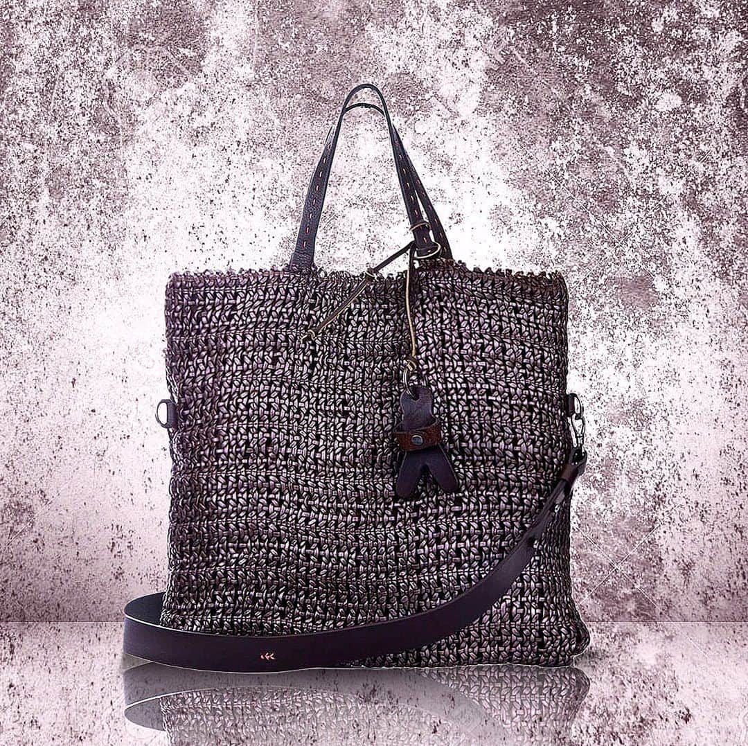 エンリーベグリンのインスタグラム：「We are happy to show you our Folder M bag series in woven leather style. sprayed in metallic Cyclamen color. #HBSS20  #henrybeguelin#wovenleather#folder#bag#cyclamen#color#handmade#luxurylifestyle#fashionbag# fashion# style# onlineshopping#womenfashion#stylish#」