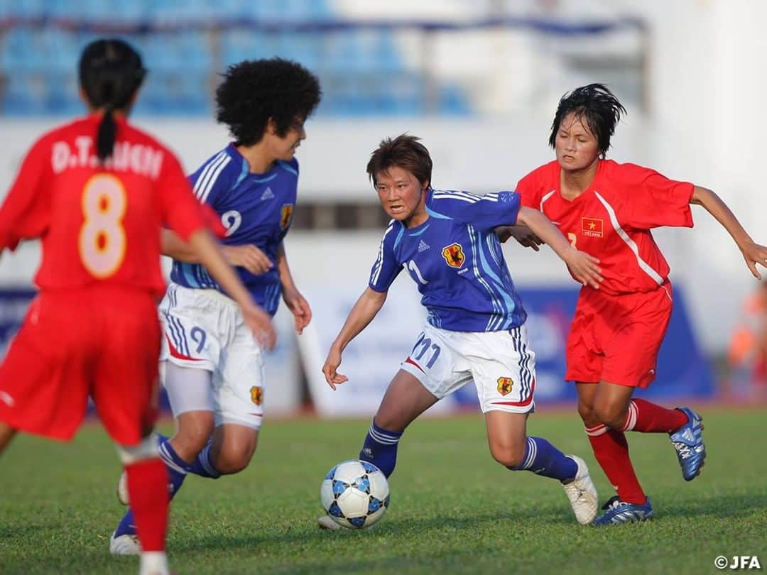 日本サッカー協会さんのインスタグラム写真 - (日本サッカー協会Instagram)「【#OnThisDay】2007.8.4🔙 ・ 北京オリンピック2008 最終予選 #なでしこジャパン 8-0 ベトナム 📍ベトナム・ハイフォン ・ 13年前、なでしこジャパンが北京オリンピックの出場権を獲得！このあと本大会でベスト4に進出したなでしこジャパンは、世界の頂点に上り詰めていくことになります。 ・ GK #福元美穂 #山郷のぞみ DF #磯崎浩美 #安藤梢 #近賀ゆかり #矢野喬子 #豊田奈夕葉 #岩清水梓 MF #酒井與恵 #澤穂希 #宮本ともみ #原歩 #柳田美幸 #宮間あや #阪口夢穂 FW #荒川恵理子 #大野忍 #永里優季  #nadeshiko #daihyo #jfa #女子サッカー」8月4日 21時36分 - japanfootballassociation