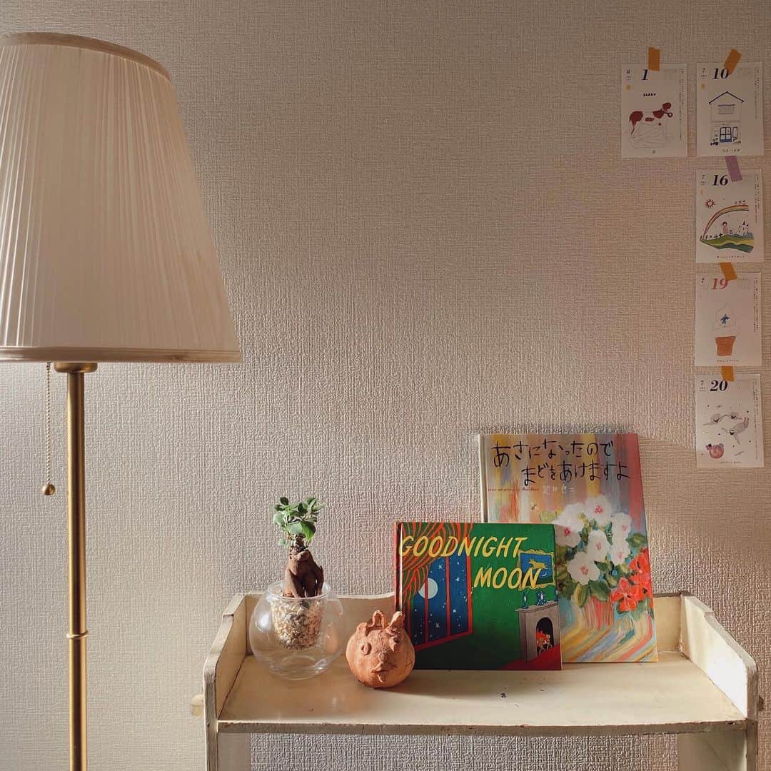 Alysa Ichikiさんのインスタグラム写真 - (Alysa IchikiInstagram)「寝室のお気に入りコーナー👨🏻‍🦰 朝の本と夜の本と新人ガジュマルのマルと変なオブジェ🗽 これは妹が幼少期に作ったもの☺︎だったような 今日もきれいな西日に照らされていたよ🌅 . #鈴なのかな#振ると音がするよ🔔」8月4日 21時37分 - alysa_i