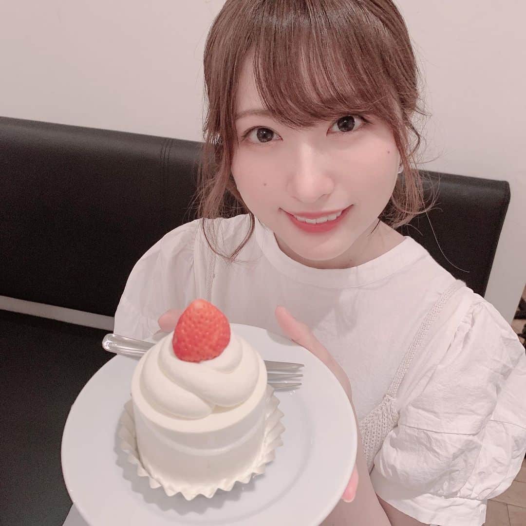 小桃音まいのインスタグラム：「🍰💓. . ずっっっと食べたかった. 苺のショートケーキ❤︎. . . 結構大きかったけど. 丁度いい甘さでぺろりでした、、. . . しあわせ〜〜🍓. . camera: mossan.」