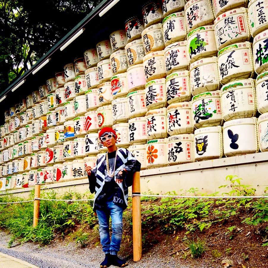 あっくんのインスタグラム：「#明治神宮 #meijishrine   最近日本人の歴史を深く掘っている。海外の情報や文化や流行ばっかり追っかけてるけど、今までの日本を支えてきた力強さはどこにあるのか？  日本人のアイデンティティは何処へ？  日本人らしい日本人になる為に頑張るお。  #神社ばっかり上げてたらフォロワーめっちゃ減った #フォローしないとバチ当たるぞ #これからも上げ続けるぞ #神社仏閣 #神社 #日本 #日本人 #japan #japanese #日本酒 #酒 #sake #japanesesake #パワースポッチャー」