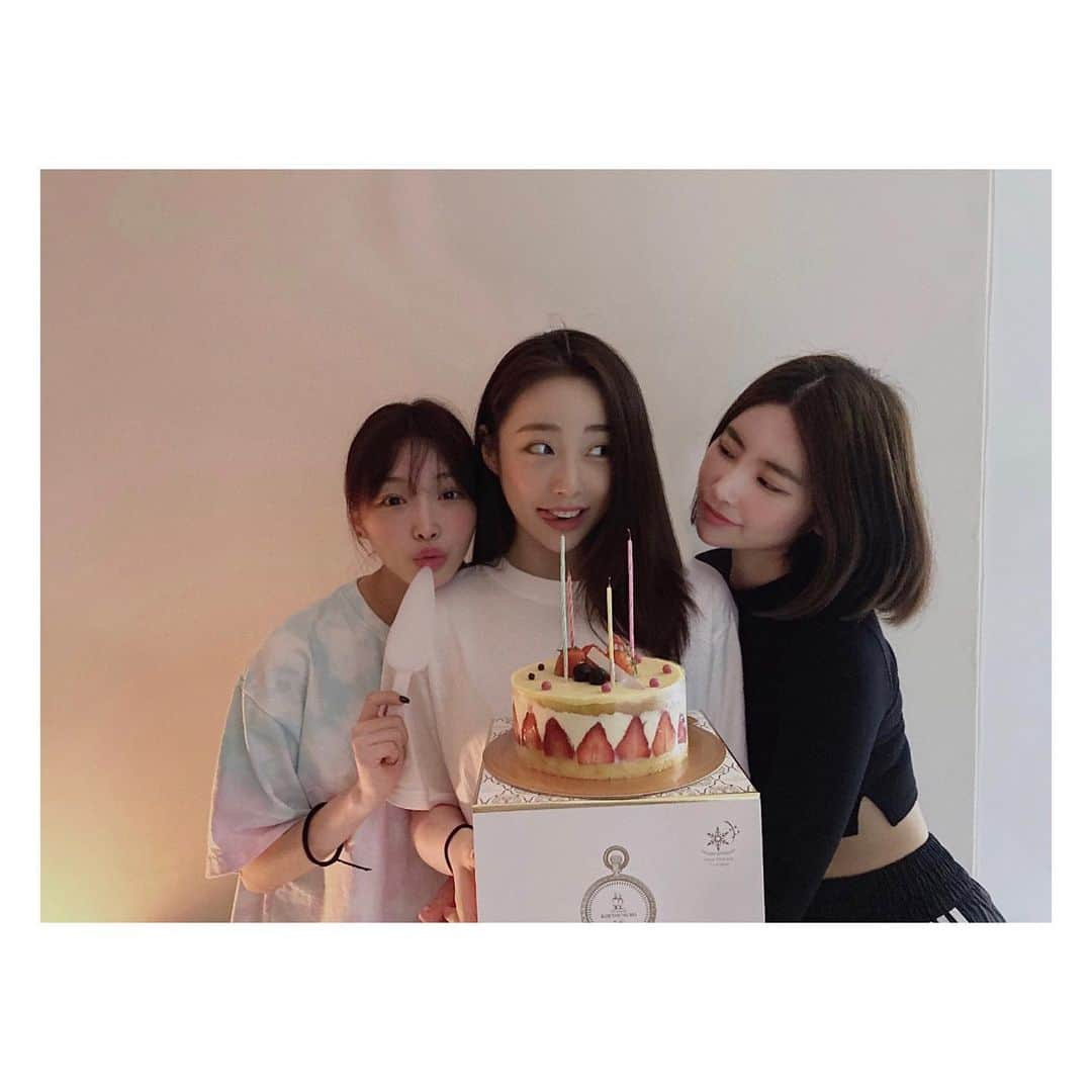 ヨンジョンのインスタグラム：「happy0803💝 모두모두 축하해주셔서 감사합니다」