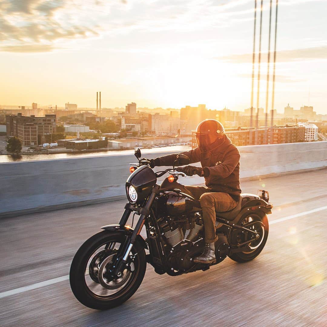 Harley-Davidson Japanさんのインスタグラム写真 - (Harley-Davidson JapanInstagram)「眩い一日だった。#ハーレー #harley #ハーレーダビッドソン #harleydavidson #バイク #bike #オートバイ #motorcycle #ローライダーS #lowriders #fxlrs #ソフテイル #softail #ミルウォーキーエイト #milwaukeeeight #ライド #ride #雲 #clouds #日差し #陽射し #sunshine #2020 #自由 #freedom」8月4日 21時41分 - harleydavidsonjapan