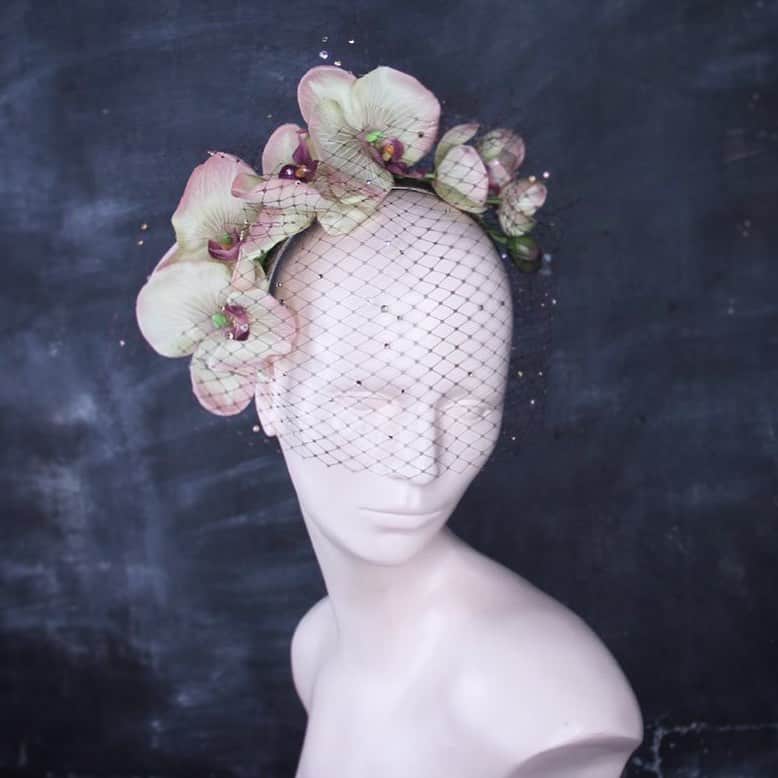 ピアーズアトキンソンさんのインスタグラム写真 - (ピアーズアトキンソンInstagram)「Orchids with veil - created, bejewelled and photographed at the #piersatkinson studio! 💚💜」8月4日 21時44分 - piersatkinson