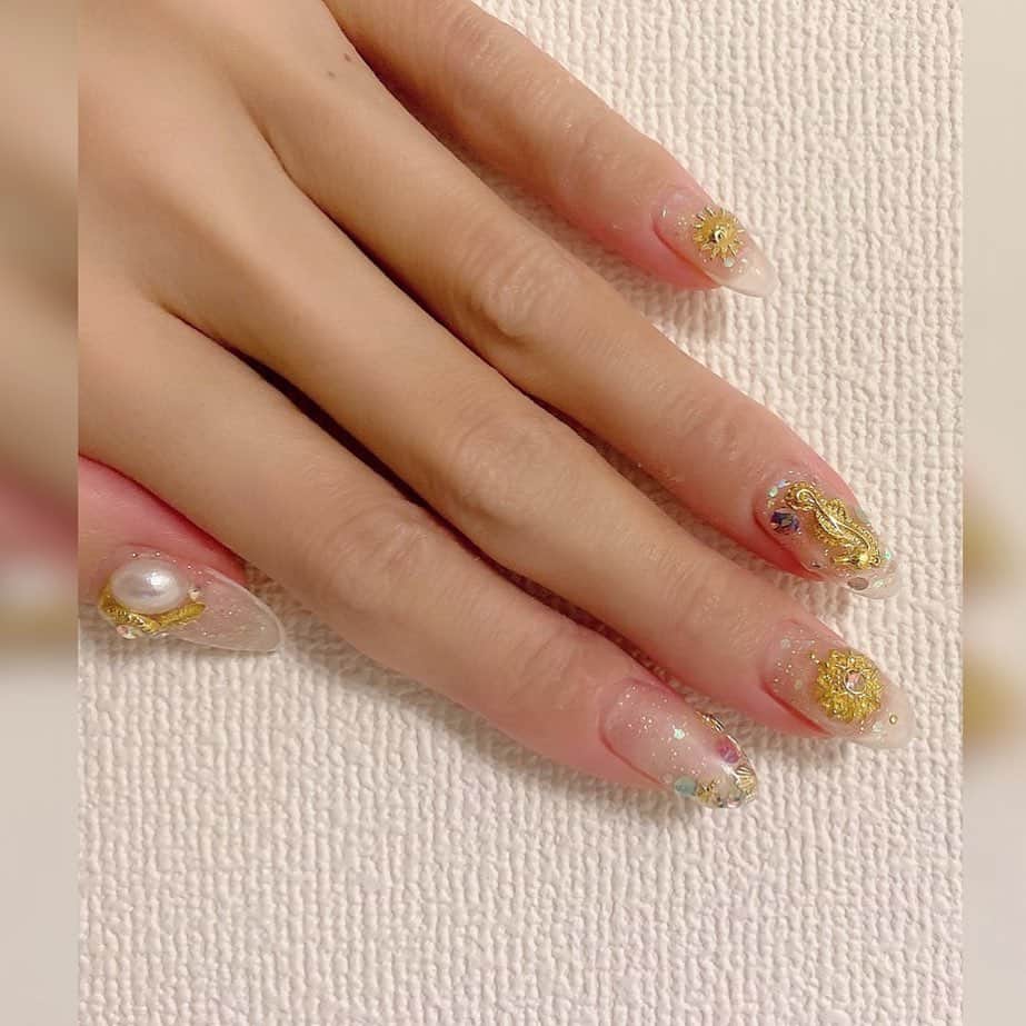 おなぎのインスタグラム：「New nail🐚✨ クリアネイルがすき  #ネイル#夏ネイル#クリアネイル」