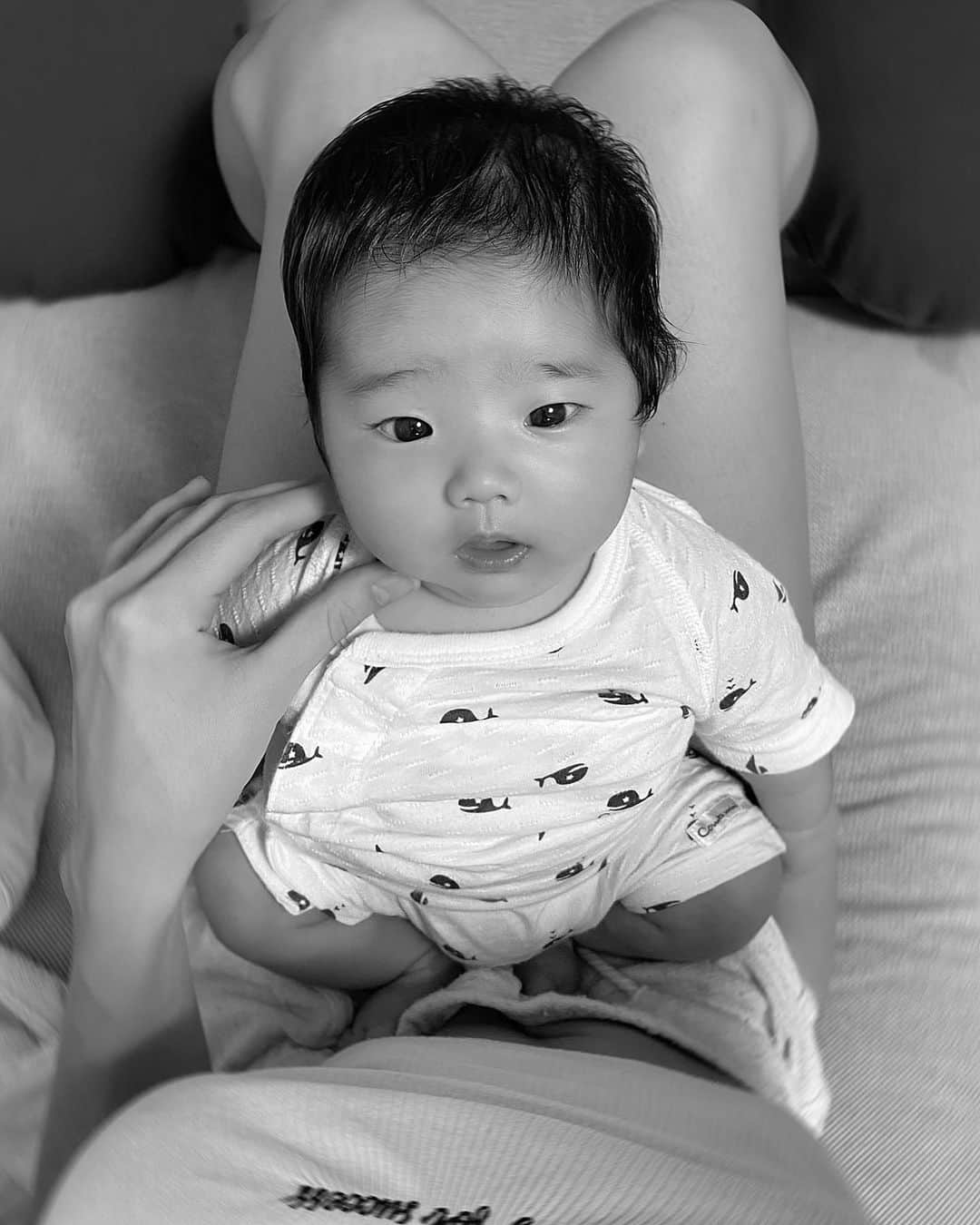 角田麻央さんのインスタグラム写真 - (角田麻央Instagram)「👼🏻🤍 最近めっちゃ笑うようになって、その一瞬で疲れも眠気もすっとぶし、生後2ヶ月の赤ちゃんってこんなに成長するんだ…って毎日思う瞬間ばかり。 1日50枚は👶🏻の写真が増えててカメラロールが大変w インスタが育児日記みたいになるの嫌だったけど本当は毎日upしたいくらいでっす😂 #生後2ヶ月 #赤ちゃん #赤ちゃんのいる生活 #息子 #愛息子 #家族 #天使 #天ちゃん #天ぽこ #我が家にはタイちゃんが2人 #あだ名は天ちゃん」8月4日 21時47分 - maotsunoda888