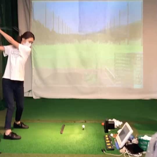 乙幡紗紀のインスタグラム：「・ 先日 @quest_ones で数球打たせてもらった時の🏌️‍♀️ これは残しておきたい動画。 まさかの211ヤード。笑 優しさキャンペーンはしてないらしいです😂😂笑 #ゴルフ #ゴルフ女子  #golf #golfswing #golfgirl  #romaro #romarogolf  #ロマロ　#ロマロゴルフ  #ドライバー  #クエストワンズ」
