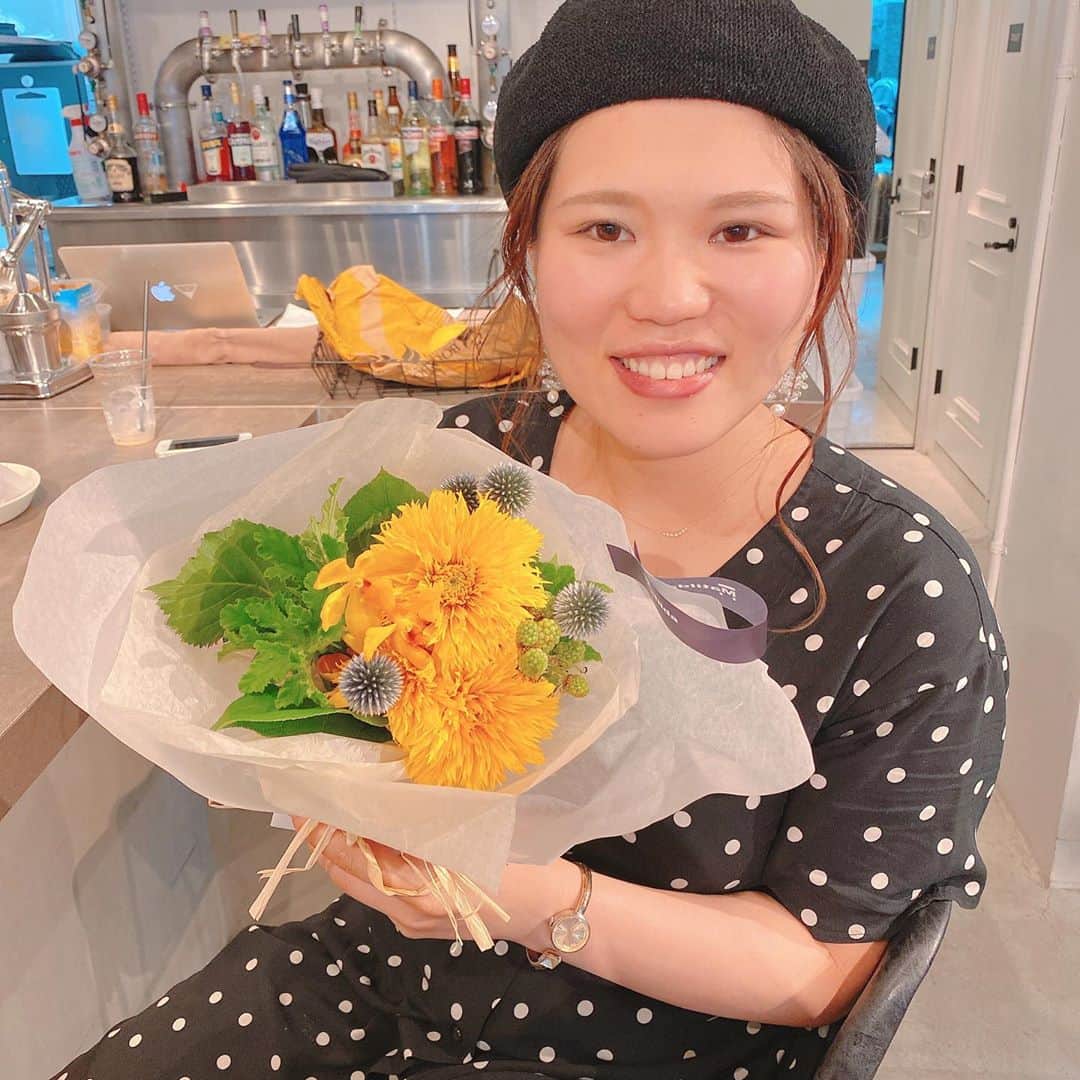 のインスタグラム：「大好きなミカちゃんがご結婚！うれしいうれしいうれしい！いつも明るくてまっすぐで声とリアクションばかでかくて。一緒に喫茶店で喋ってたらミカちゃんのエピソードトーク（大体何かへの怒りをぶちまけてる）が声デカすぎんのと内容おもしろすぎんのとで、もれなく隣の席のご婦人の笑いとってたなあとか、ミカちゃんとわたし2人でファミレス行ったらデカすぎたんか店員さんに「4名様ですか？」と聞かれたなあとか、いがわさんと三人で行った琵琶湖旅ひたすら楽しかったなあとか、泉大津の営業でミカちゃんえみちゃんていうユニット漫才でフライパン曲げてたなあとか。どれも楽しかった記憶ばっかり！ミカちゃんはいつも太陽のようで、人を幸せな気持ちにさせてくれる。家族を持ちたいって夢は絶対に叶うと信じてました。心からおめでとうございます㊗️ #この写真わたしが撮ったんやけど #幸せオーラでてるよね #あそうそう #天使にラブソングをのウーピーのコスプレも忘れられない」