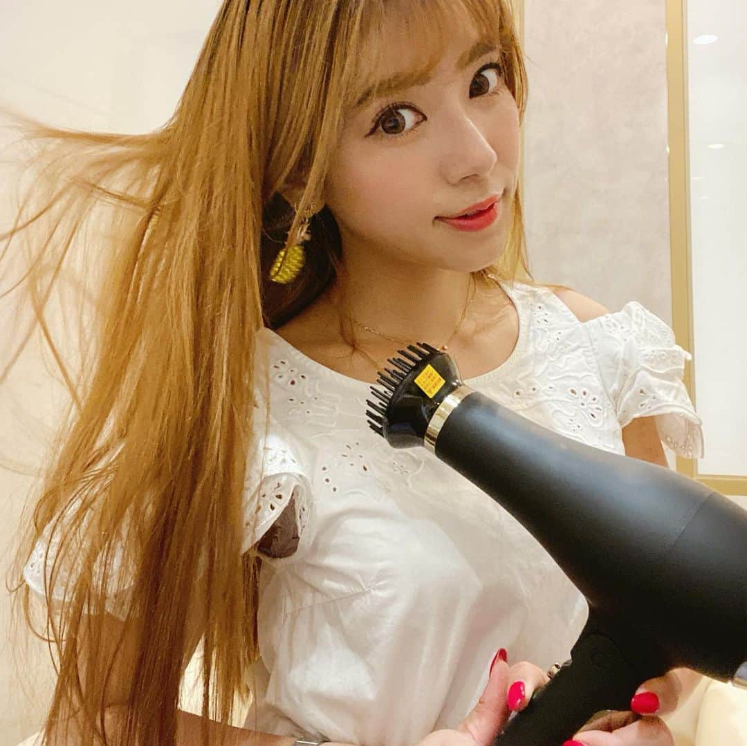のインスタグラム：「とにかく髪が長いから いつも乾かすのがとってもおっくう🧖‍♀️ ・ ・ @yaman.official のヴェーダブライトは風量も強いし 仕上げにブライトコームで整えたらサラサラになるから お気に入り😍 ・ ・ ・ #ヤーマンプロ #ヴェーダブライト #美髪トリートメント #リファドライヤー #レプロナイザー #ロングヘア #ドライヤー #ヤーマン　#美容　#美容好きな人と繋がりたい #サロンモデル　#サロモ #ロングヘアアレンジ  #ロングヘアー #美髪　#トリートメント　 #beauty #japanesegirl」