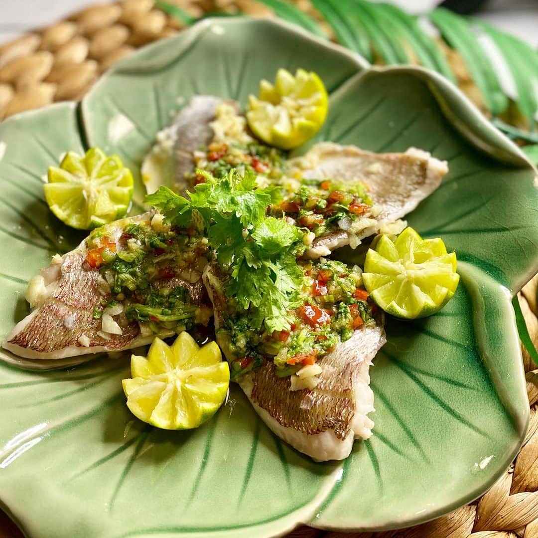 イトウジュン（タイ料理研究家）さんのインスタグラム写真 - (イトウジュン（タイ料理研究家）Instagram)「今月のレッスンメニューは #プラーヌンマナオ と言う鯛のレモン蒸しです。 辛いソースにニンニク🧄とレモン🍋がさっぱりしていて、毎日暑いこの季節にぴったり🌶🥂 今回はスダチをたくさんかけていただきます😋  ご希望の方には鯛をお魚からさばいてもらう予定にしています🐟✨  #タイ料理 #タイ料理レッスン  #タイ料理教室  #お魚レッスン  #魚料理  #辛い  #タイ料理研究家イトウジュン  #ビューティタイ料理  #タイ料理大好き  #エスニック料理  #習い事  #料理教室  #会員制 #紹介制  #料理教室東京  #オーガニック #白砂糖不使用  #スダチ  #魚レッスン  #大人の習い事 #junsjuicykitchen #今月のメニュー  #レッスンメニュー #鯛  #天然鯛  #白身魚 #食べるほどに美しく  #血液サラサラ」8月4日 21時59分 - junito.13