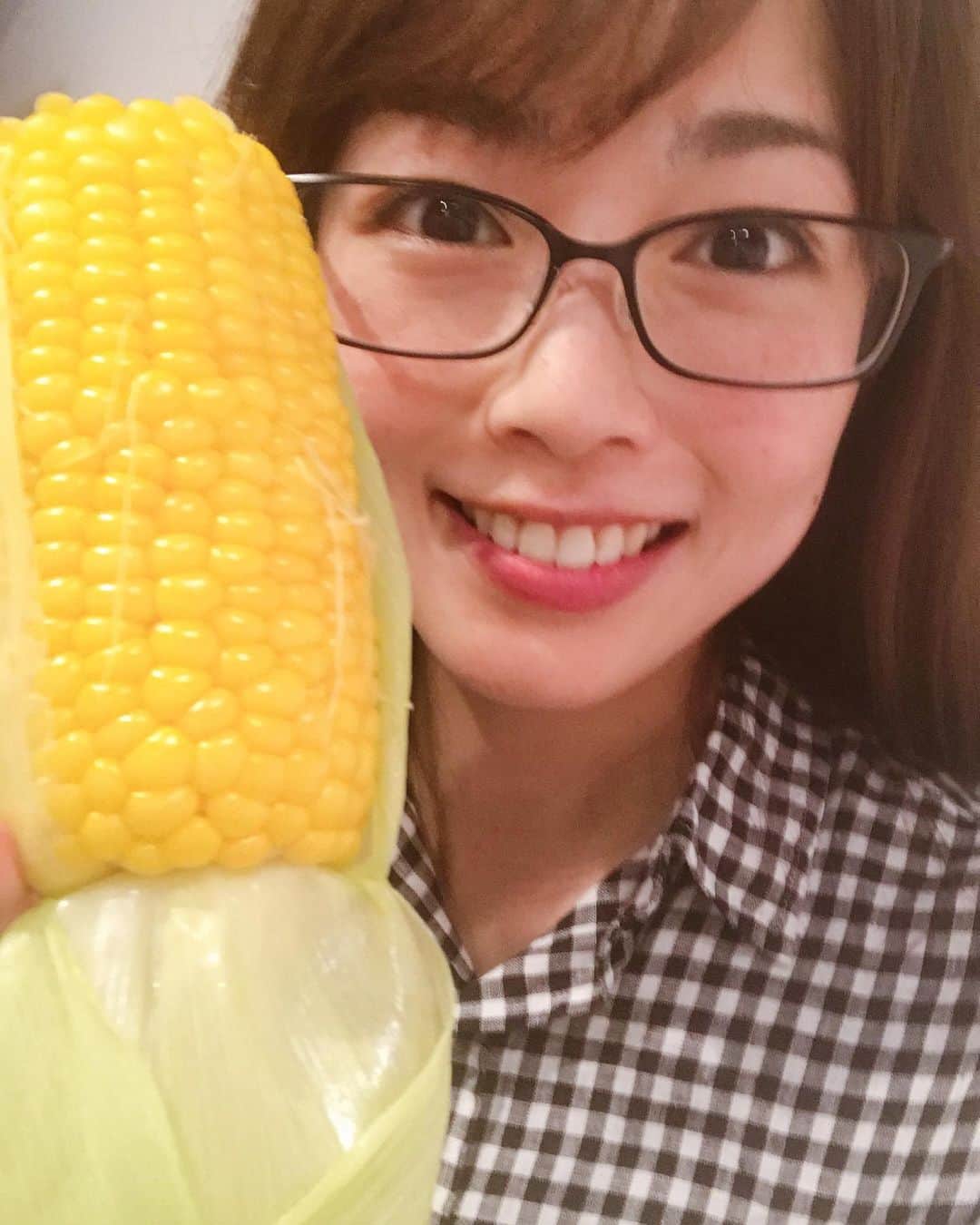 高橋春花のインスタグラム：「とうきびー！！！！ 甘ーーーーーっ！！ 福田アナからの頂き物😆 #江別 の#とうもろこし　です。 北海道のとうきび、 お越しの際にはもちろん お取り寄せでもぜひ食べてもらいたいです(o^^o) 今晩のおにぎりあたためますかも ローソンおすすめグルメ いろいろ食べてますので ご覧くださいっ！！ #高橋春花#アナウンサー #HTB #おにぎりあたためますか #0:15から #LAWSON#おすすめグルメ」