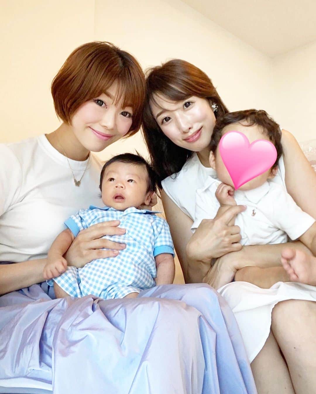 のインスタグラム：「👦🏻💓👶🏻 . 千春がお祝いに来てくれました❤️ 産後、すぐに来てくれようとしてたのだけれど、 コロナウィルスの感染者数がどんどん増加して来て延期になり、やっと息子くんともご対面👦🏻💓👶🏻 . 大学時代からの友達で、 洋服や好きなものの趣味も似てるので、先輩ママの千春にマタニティ期のお洋服だったり、出産直前、今も色々相談にのってもらってて本当に有難い存在💓 . お祝いで頂いた、 お揃いの @familiar_official のランチバッグや靴もとっても嬉しい😆❣️ありがとう〜✨ これからも息子共々仲良くしてね👶🏻💕 . . #6月生まれベビー #2020ベビー #令和2年ベビー #男の子ママ #新米ママ #生後1ヶ月 #生後1ヶ月ベビー #成長記録 #育児記録 #親バカ部 #新米ママと繋がりたい #新米ママさんと繋がりたい #ママライフ #出産祝い #familiar #ファミリア」