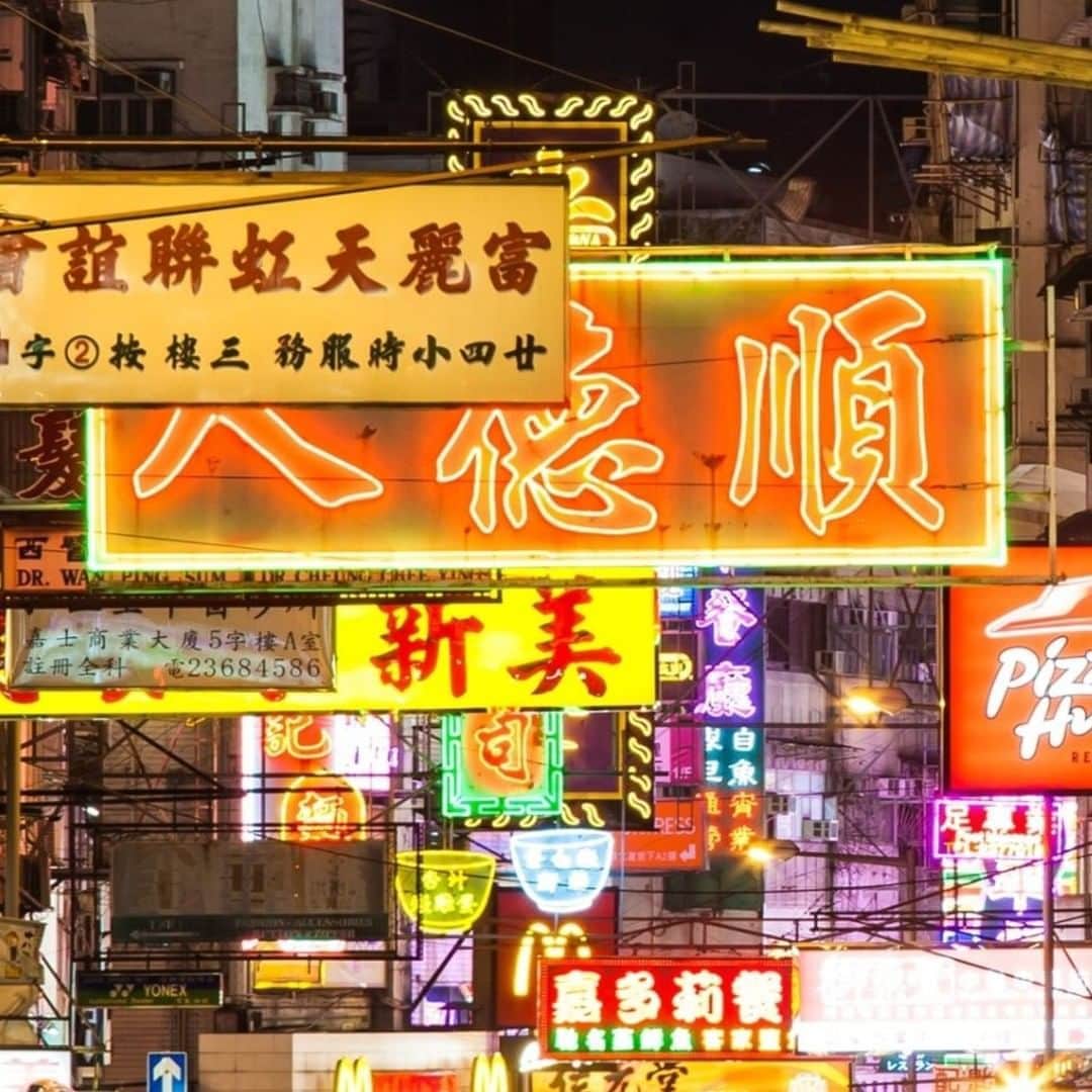 Discover Hong Kongさんのインスタグラム写真 - (Discover Hong KongInstagram)「Capturing signs in the street! 霓虹燈密密麻麻超搶眼！🤩🤩🤩 #DiscoverHongKong」8月4日 13時00分 - discoverhongkong