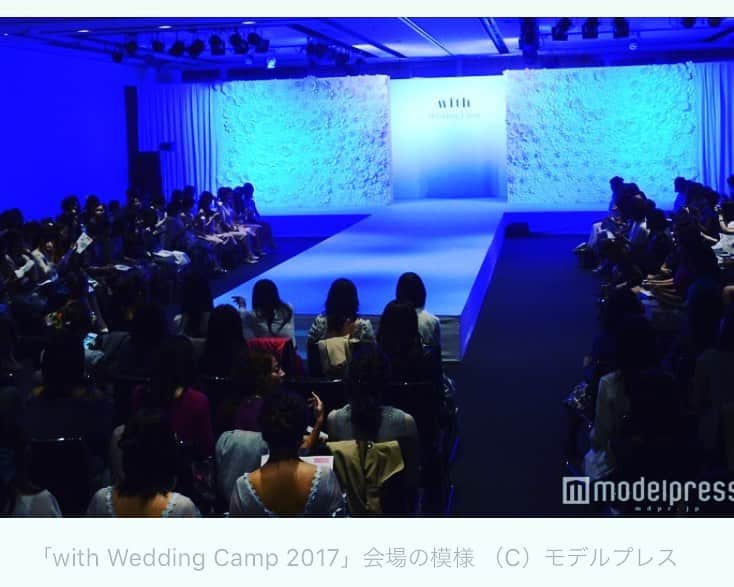 Gフラワー ジャイアントフラワー専門店のインスタグラム：「#withweddingcamp ファッションショー🙂  舞台の壁の装飾は白がオススメ❣️ . 白は白でもお勧めは表面が滑らかでマットな白😊 . 照明の光を綺麗に投影できます^_^ . オンラインセミナーの背景も綺麗に飾れるウォールフラワーはこの時期だからこそお勧めです。 . 8/12に #ウォールフラワー 講座がオンラインであります^_^ 気になる方は @gflower でLINEかDMでお問い合わせください💌  #ジャイアントフラワー #前撮り #後撮り #写真結婚式  #会場装飾 #結婚式準備 #ジャイアントペーパーフラワー #2021春婚 #日本中のプレ花嫁さんとつながりたい #日本中の花嫁さんとつながりたい#diyウェディング #プロポーズ#高砂装飾　#ディスプレイ #フラワーウォール #フォトブース #ウォールデコレーション #空間装飾 #店舗装飾花 #店舗ディスプレイ  #ハナコレストーリー#ジャイアントフラワー #お祝い花スタンド　#店舗装飾 #フォロー歓迎  #ウォールフラワー #ウォールフラワー手作り #ウォールフラワーワークショップ #ウォールフラワーズ #リモートワーク」