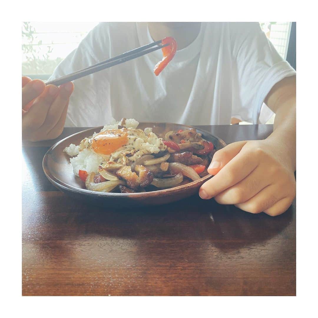 鈴木紗理奈さんのインスタグラム写真 - (鈴木紗理奈Instagram)「もうすっかり大好物の Japalish Breakfast  今日は唐揚げを野菜とソテーして 鶏がらとオイスターで味付け。 もはや日英mixでもなくなってきた😂  料理は美味しく進化する‼︎ ということにしておこう😊  #munehiroキッチン #紗理奈流dining」8月4日 13時03分 - munehirovoice