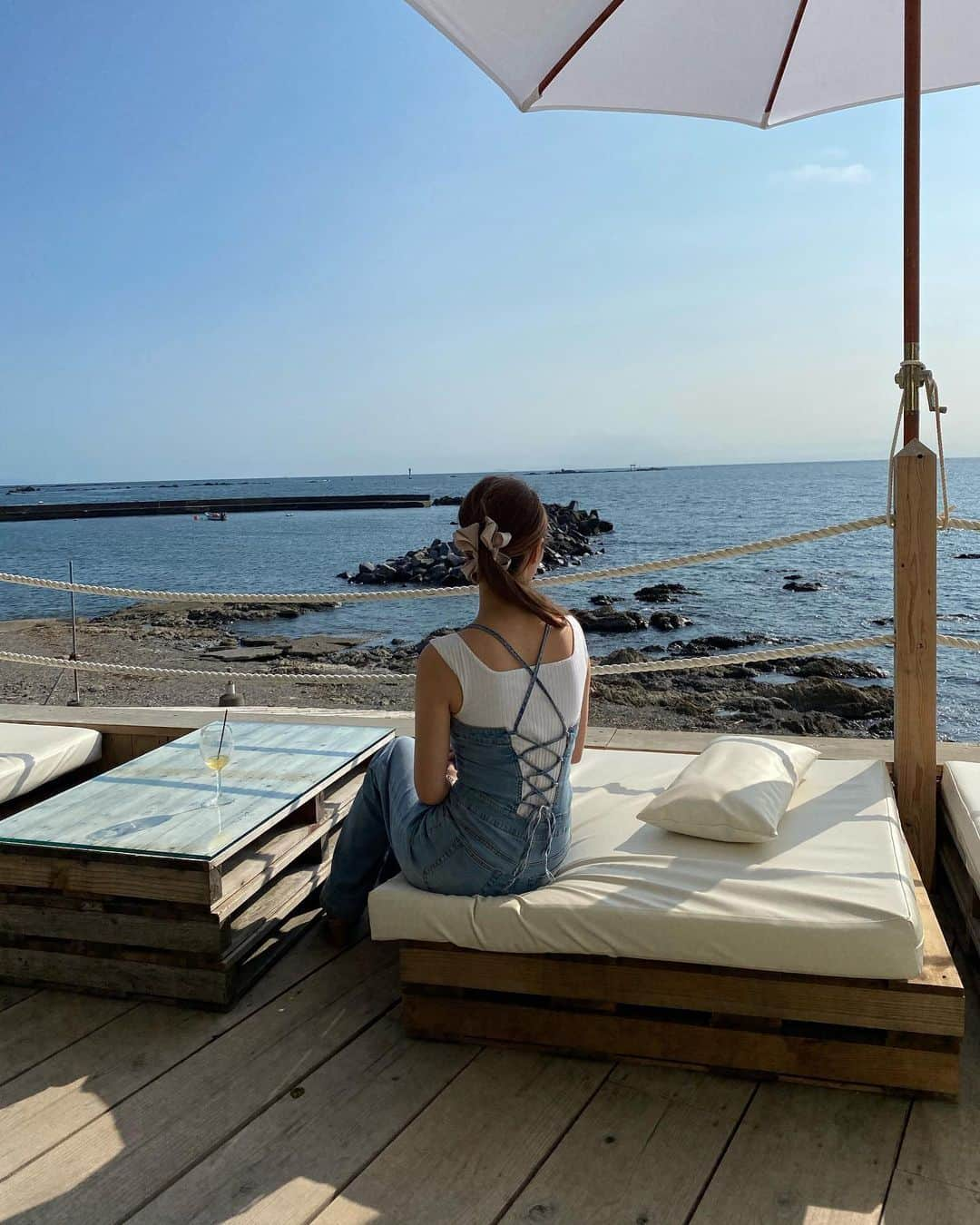 山下莉奈さんのインスタグラム写真 - (山下莉奈Instagram)「サロペット😆☀️﻿ ﻿ 後ろが可愛いの❣️見るより着たら更に可愛いかった✨そしてストレッチが凄くて‼️﻿ 見た目の何倍も楽ちんで驚きました🤭﻿ 生地も柔らかく薄めなので﻿ 夏でも爽やかに着れました💕﻿ ﻿  #to_the_seahawaii のお洋服はどうしてこんなにも夏に合うんだろう😍﻿ ﻿ ﻿ これ着てると背が高く見えるねーって言われるから﻿ スタイルアップして見えるようです👍🏼﻿ ﻿ 本当にかわいいの〜😍🌴✨﻿ ﻿ 背中になんかしてある服が大好き💕﻿ ﻿ To the seaのwebstoreでgetできますよ🌺﻿ ﻿ ﻿  @to_the_seahawaii #Resortnista  #夏コーデ　#リボンサロペット　#サロペット」8月4日 13時09分 - rinayamashita