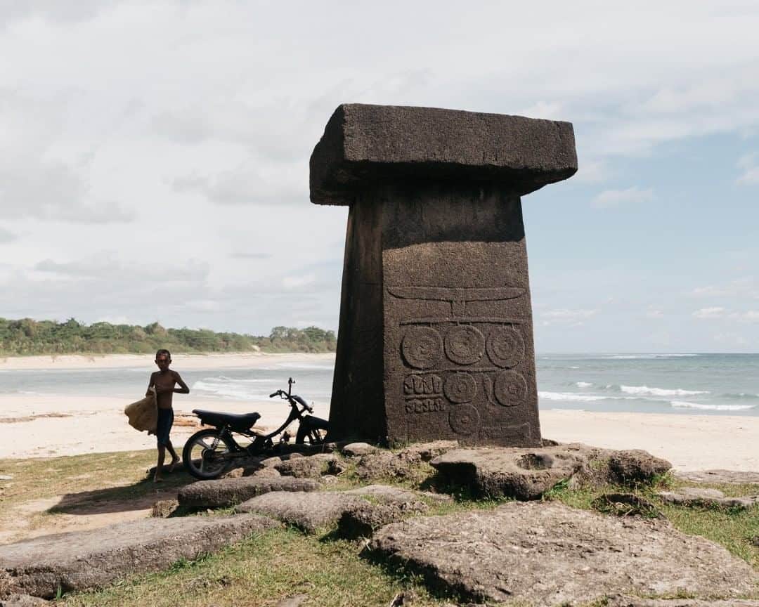 National Geographic Travelさんのインスタグラム写真 - (National Geographic TravelInstagram)「Photo by Muhammad Fadli @mfimages  The Indonesian island of Sumba is home to one of the last surviving megalithic cultures on the planet. Pictured here is a sculptured megalith at the beach of Ratenggaro in southwestern Sumba. Follow @mfimages for more images and stories. #sumba #eastnusatenggara #indonesia」8月4日 13時10分 - natgeotravel