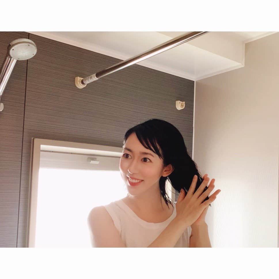 徳山沙季さんのインスタグラム写真 - (徳山沙季Instagram)「.  ♡ご褒美ヘアケアに「TSUBAKI プレミアムリペアマスク」を使い始めました🌺 .  洗い流すタイプのヘアマスクです。  シャンプーやコンディショナーの後に水けをきり髪の毛になじませます😊 このヘアマスクの嬉しいポイントはすぐに洗い流してOKだということです🙆‍♀️ 子どもが小さいとなかなかバスタイムもゆっくりとれないので、すぐに洗い流せるのは本当にありがたいです🙂 .  産後髪質が変わってしまい、パサつきや紫外線によるダメージ、まとまりにくさなど悩みがいっぱいでしたが  週に２回、「TSUBAKI プレミアムリペアマスク」を使うこと以前よりブローがだいぶ楽になったような気がします🙌 髪になじみやすいテクスチャーで水切れもいいので洗い流すのも楽です。  .  コスパもとっても良いです✨✨ 香りが好みなので引き続き、バスタイムのご褒美ヘアケアを楽しみたいと思います♡  .  .  @tsubaki_shiseido  #PR #TSUBAKI  #私はTSUBAKI派  #ヘアケア用品 #ダメージケア #ヘアケア #hair #アラサー美容　#ママ美容　#新米ママ  #産後ヘアケア」8月4日 13時25分 - saki.whitesnow