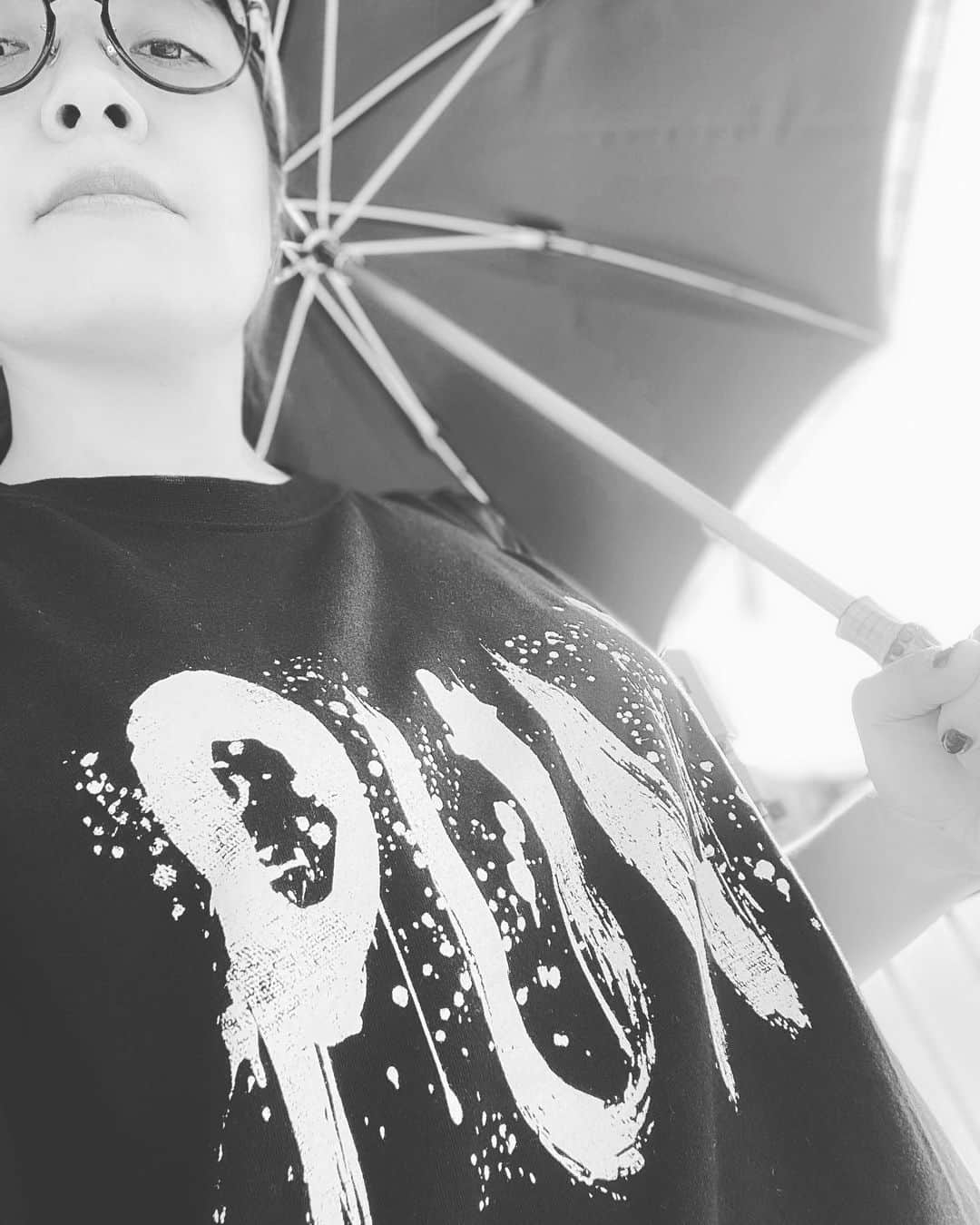 西国原礼子さんのインスタグラム写真 - (西国原礼子Instagram)「🤘🏻 PUNKと日傘のアンバランス感よ🌞⛱ 日傘なしで歩くのが怖くなりました。 シミがせっかく消えてきたからもう勘弁よ。 🤘🏻 #punk #tshirt #sunshade #summer」8月4日 13時33分 - rachel_thousand