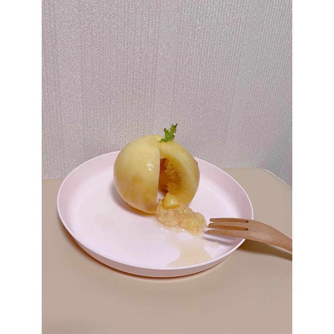 かれん（古賀かれん）さんのインスタグラム写真 - (かれん（古賀かれん）Instagram)「桃をたくさん頂いたので、贅沢にまるごと。旬の物って美味しい🍑」8月4日 13時34分 - lgm_karen_official