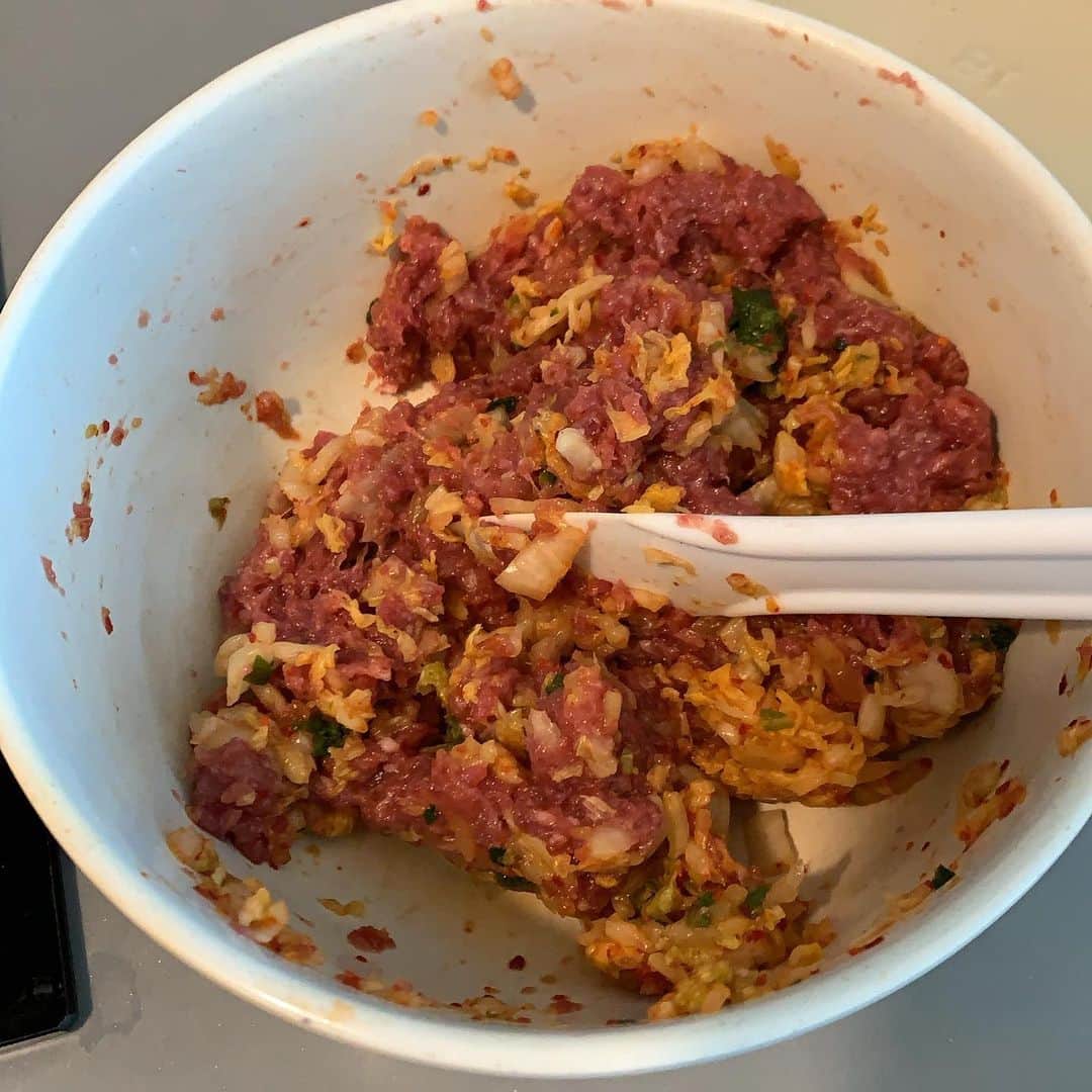 スティーブン・チョンのインスタグラム：「今日整泡菜牛肉水餃🥟🤤🤤🤤」